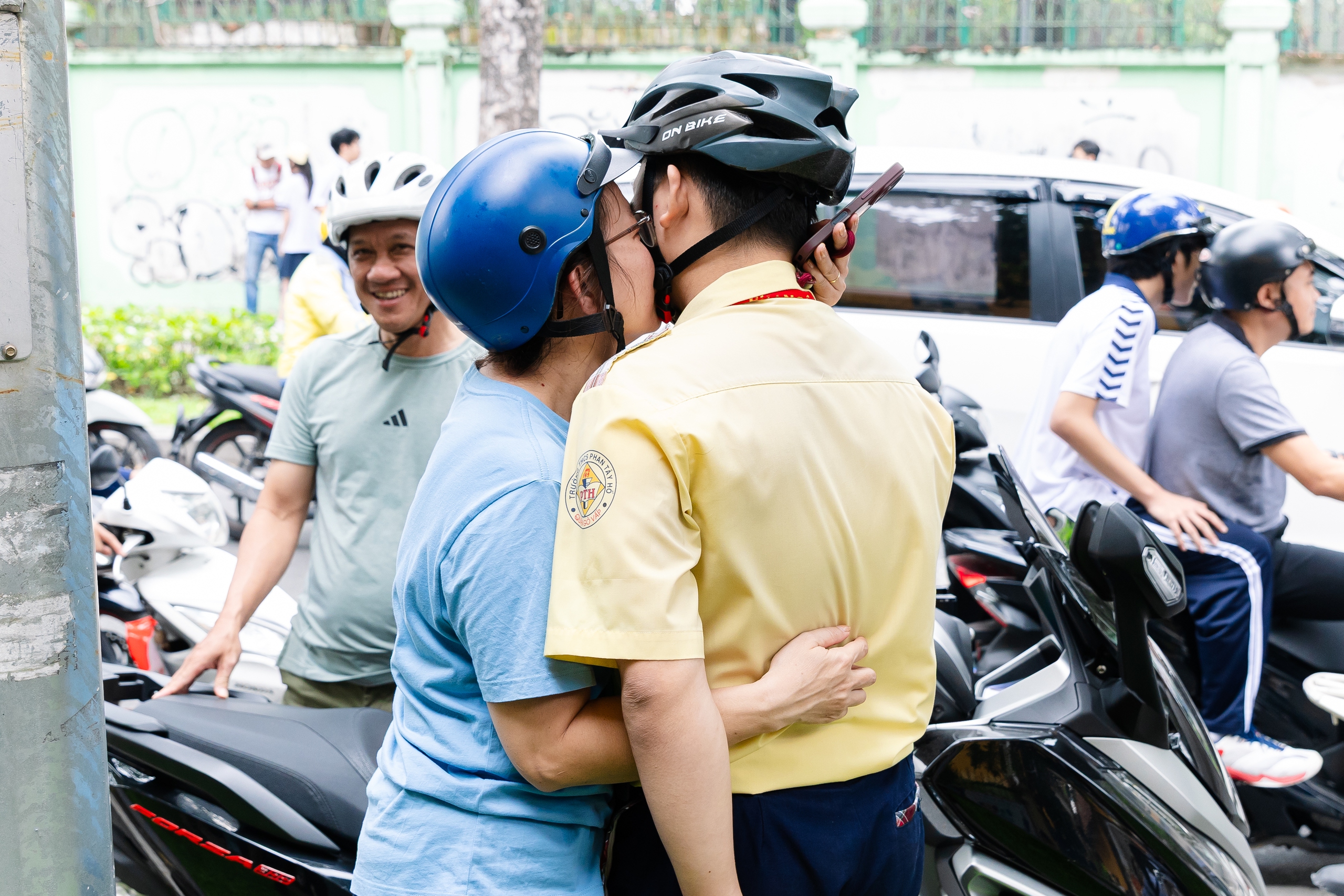 Thi vào lớp 10 TP.HCM buổi cuối: Đề Toán "dễ thở" nhưng phân hóa cao, sĩ tử vui vì đã hoàn thành nhiệm vụ - Ảnh 9.