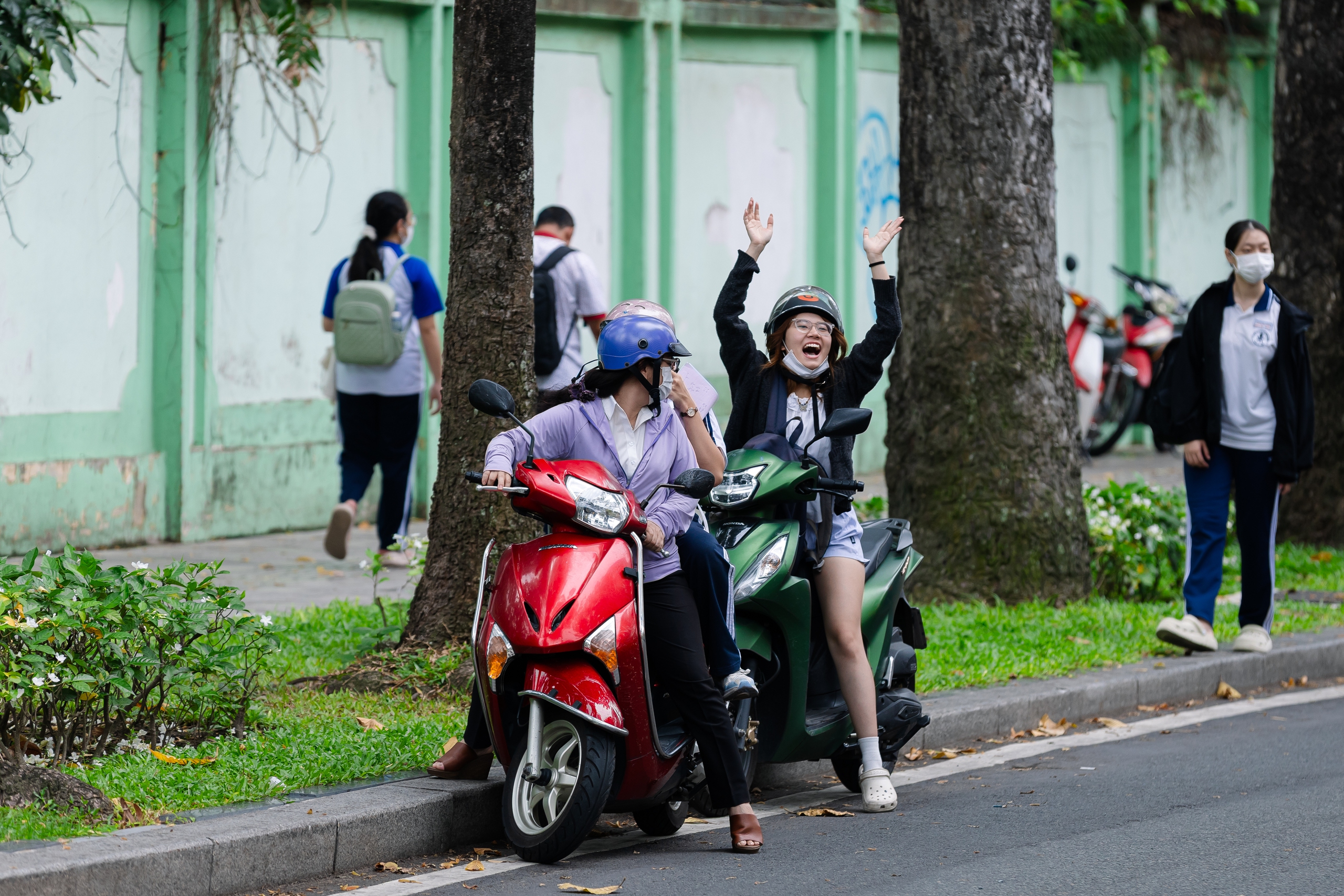 Thi vào lớp 10 TP.HCM buổi cuối: Đề Toán "dễ thở" nhưng phân hóa cao, sĩ tử vui vì đã hoàn thành nhiệm vụ - Ảnh 10.