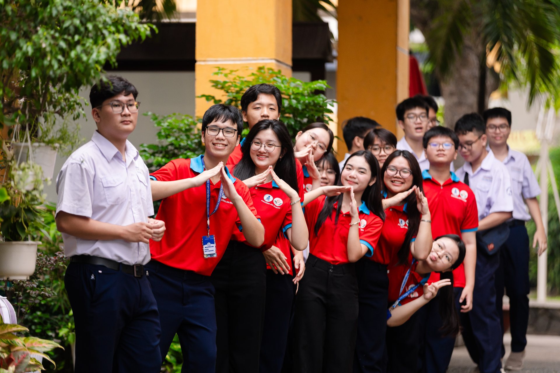 "Thấu hiểu cảm xúc để biết sống yêu thương" - Lại là một năm đề Văn thi vào lớp 10 của TP.HCM hay và rất trendy! - Ảnh 5.