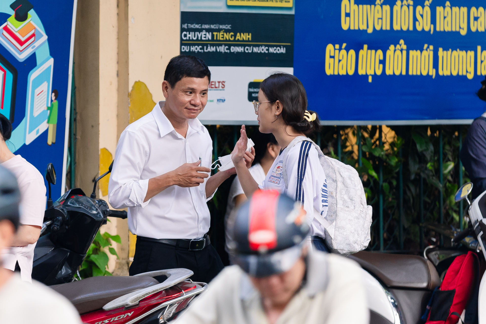 Thi vào lớp 10 TP.HCM buổi cuối cùng: Bắt đầu thời gian làm bài môn Toán! - Ảnh 6.