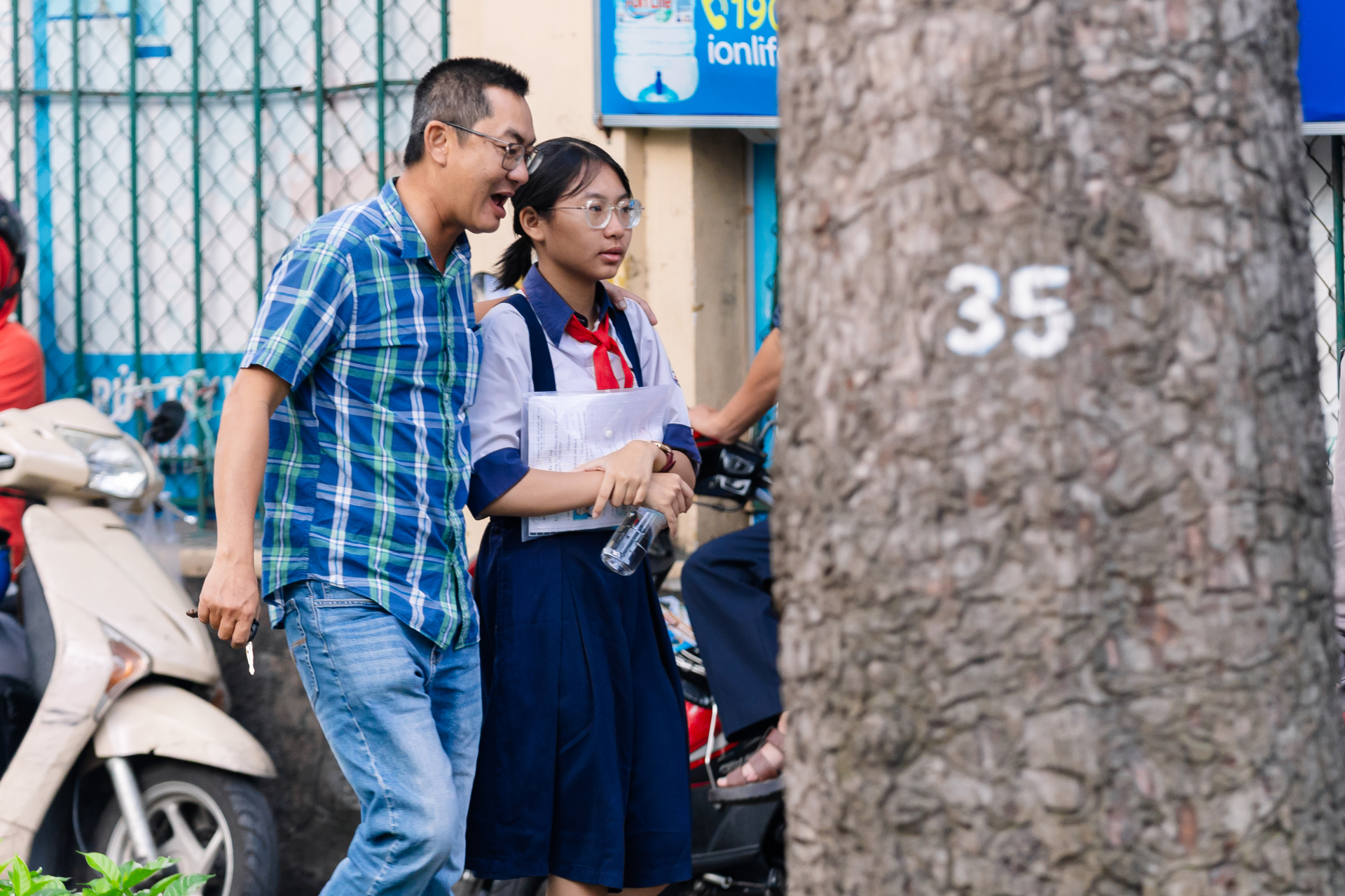 Thi vào lớp 10 TP.HCM buổi cuối cùng: Bắt đầu thời gian làm bài môn Toán! - Ảnh 7.