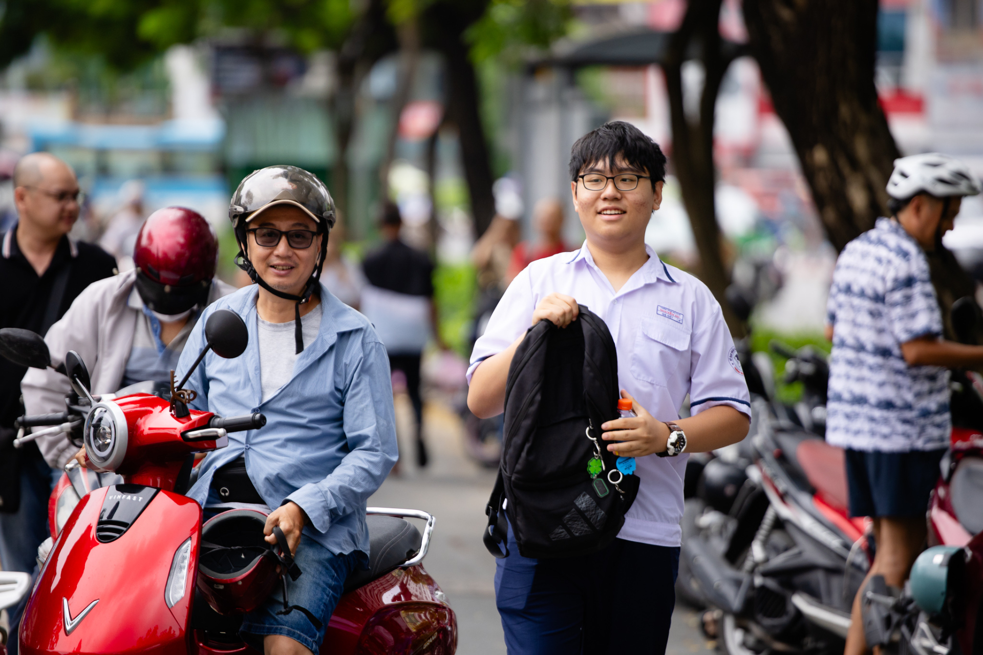 Thi vào lớp 10 TP.HCM buổi thứ 2: Đề dễ, sĩ tử ai cũng tươi hơn hoa vì "kỳ này mưa điểm 10"! - Ảnh 18.