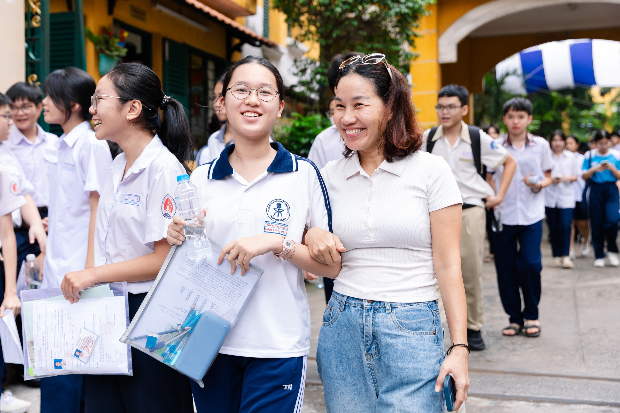 Thi vào lớp 10 TP.HCM buổi cuối: Đề Toán "dễ thở" nhưng phân hóa cao, sĩ tử vui vì đã hoàn thành nhiệm vụ - Ảnh 1.