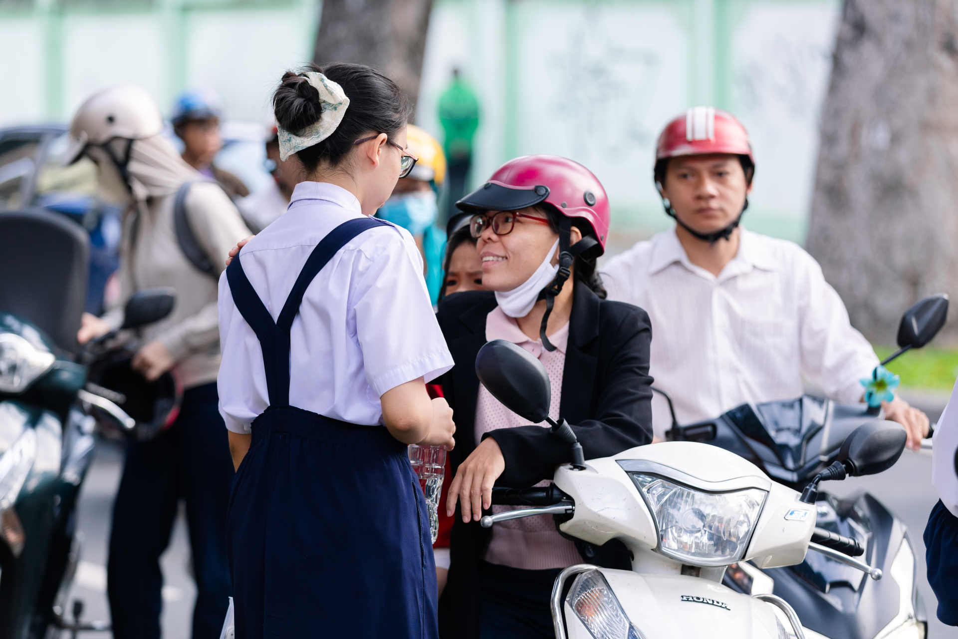 Thi vào lớp 10 TP.HCM buổi cuối cùng: Bắt đầu thời gian làm bài môn Toán! - Ảnh 8.
