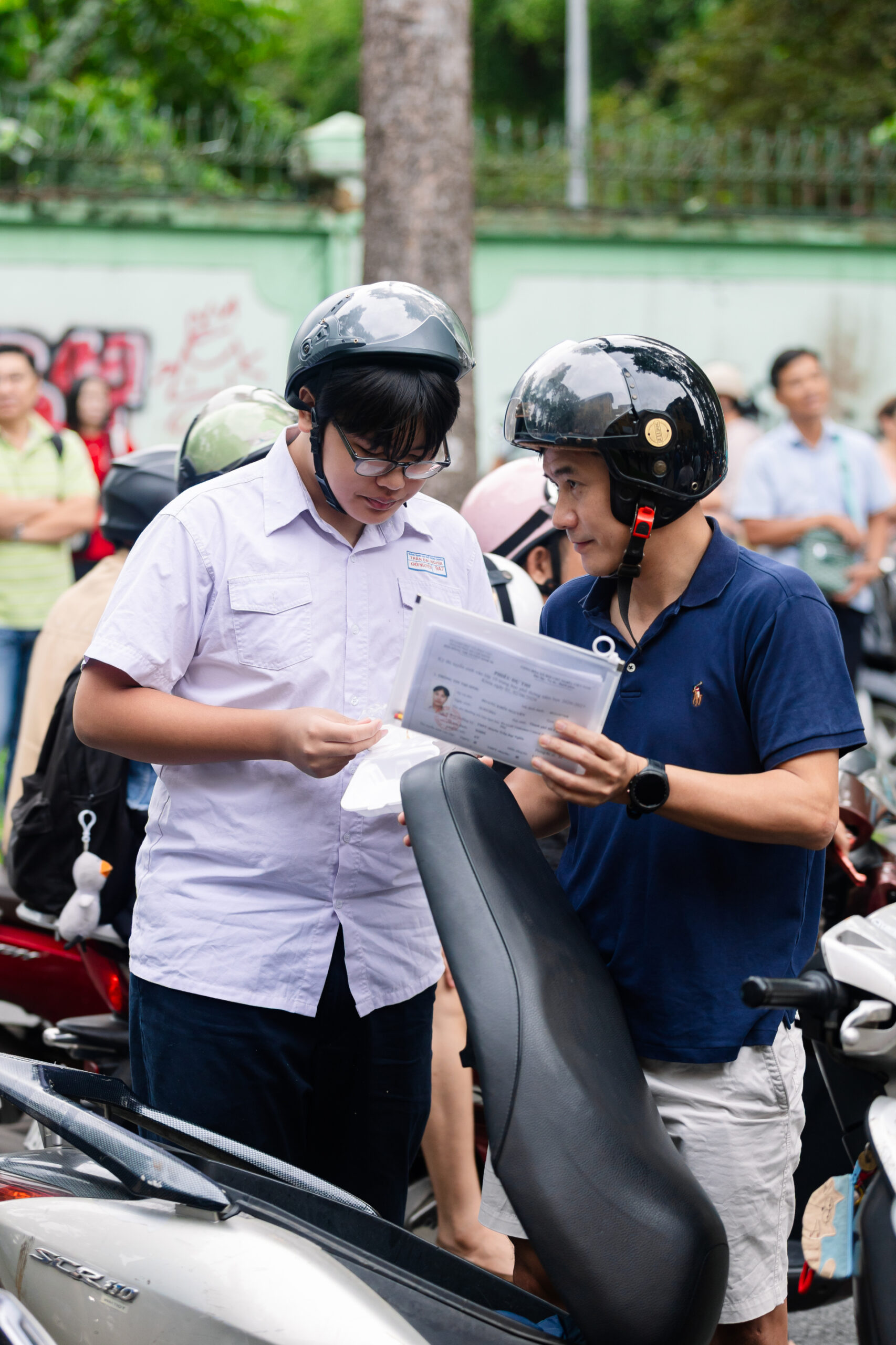 Thi vào lớp 10 TP.HCM buổi đầu tiên: Chính thức hết giờ làm bài! - Ảnh 9.