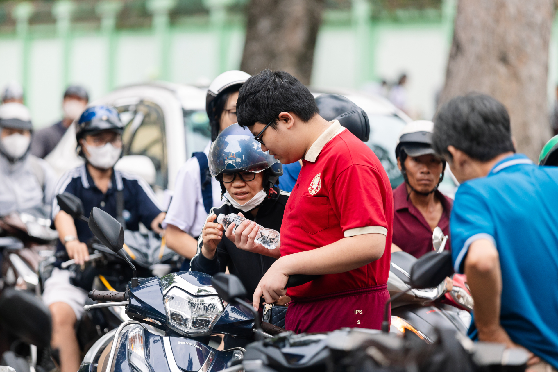 Thi vào lớp 10 TP.HCM buổi đầu tiên: Bắt đầu giờ làm bài môn Văn, chủ đề năm nay sẽ thú vị cỡ nào? - Ảnh 7.