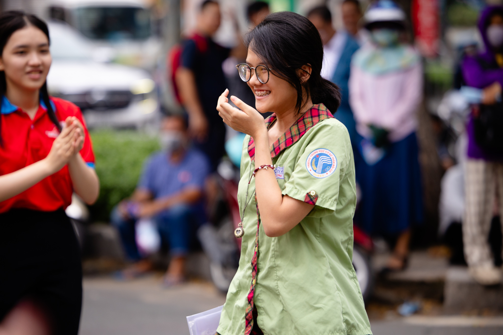 Thi vào lớp 10 TP.HCM buổi thứ 2: Đề dễ, sĩ tử ai cũng tươi hơn hoa vì "kỳ này mưa điểm 10"! - Ảnh 19.