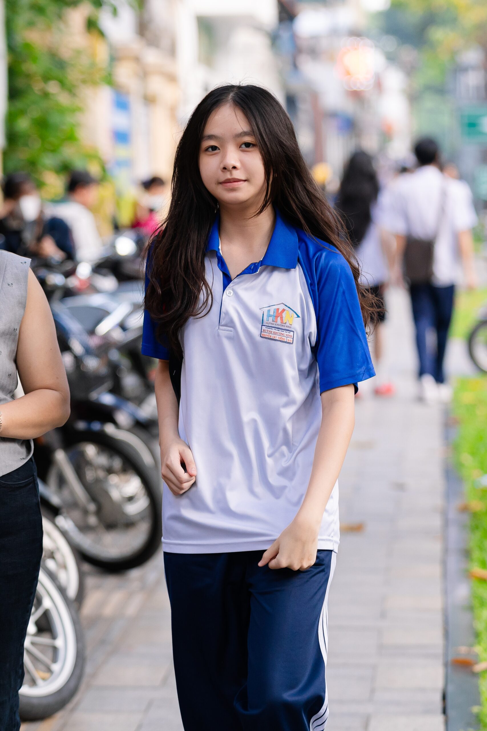 Thi vào lớp 10 TP.HCM buổi cuối: Đề Toán "dễ thở" nhưng phân hóa cao, sĩ tử vui vì đã hoàn thành nhiệm vụ - Ảnh 25.