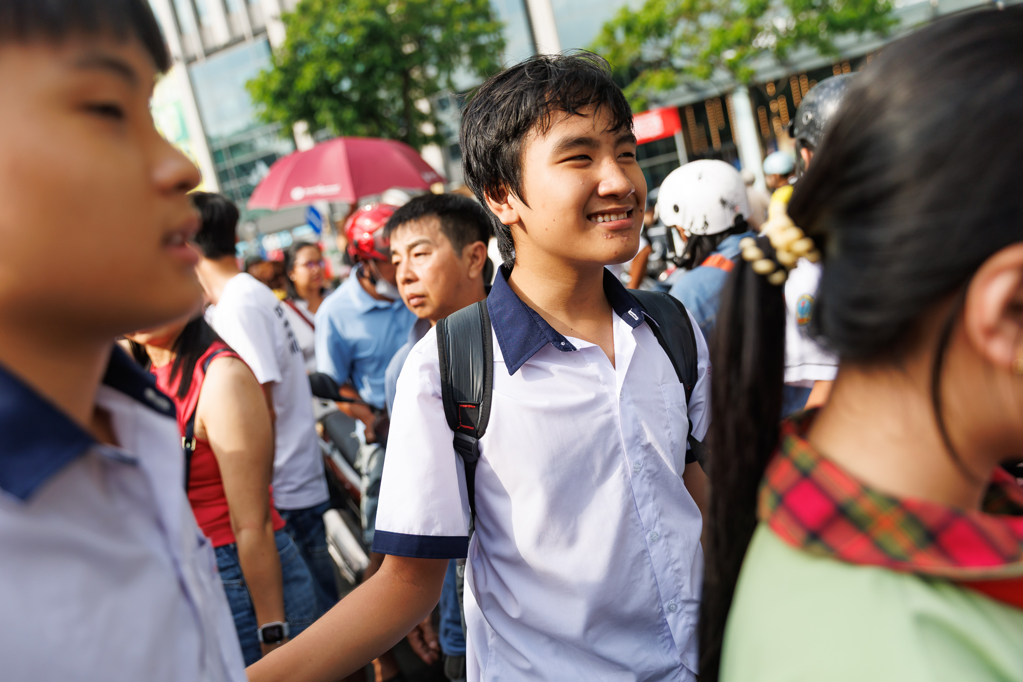 Thi vào lớp 10 TP.HCM buổi thứ 2: Đề dễ, sĩ tử ai cũng tươi hơn hoa vì "kỳ này mưa điểm 10"! - Ảnh 4.