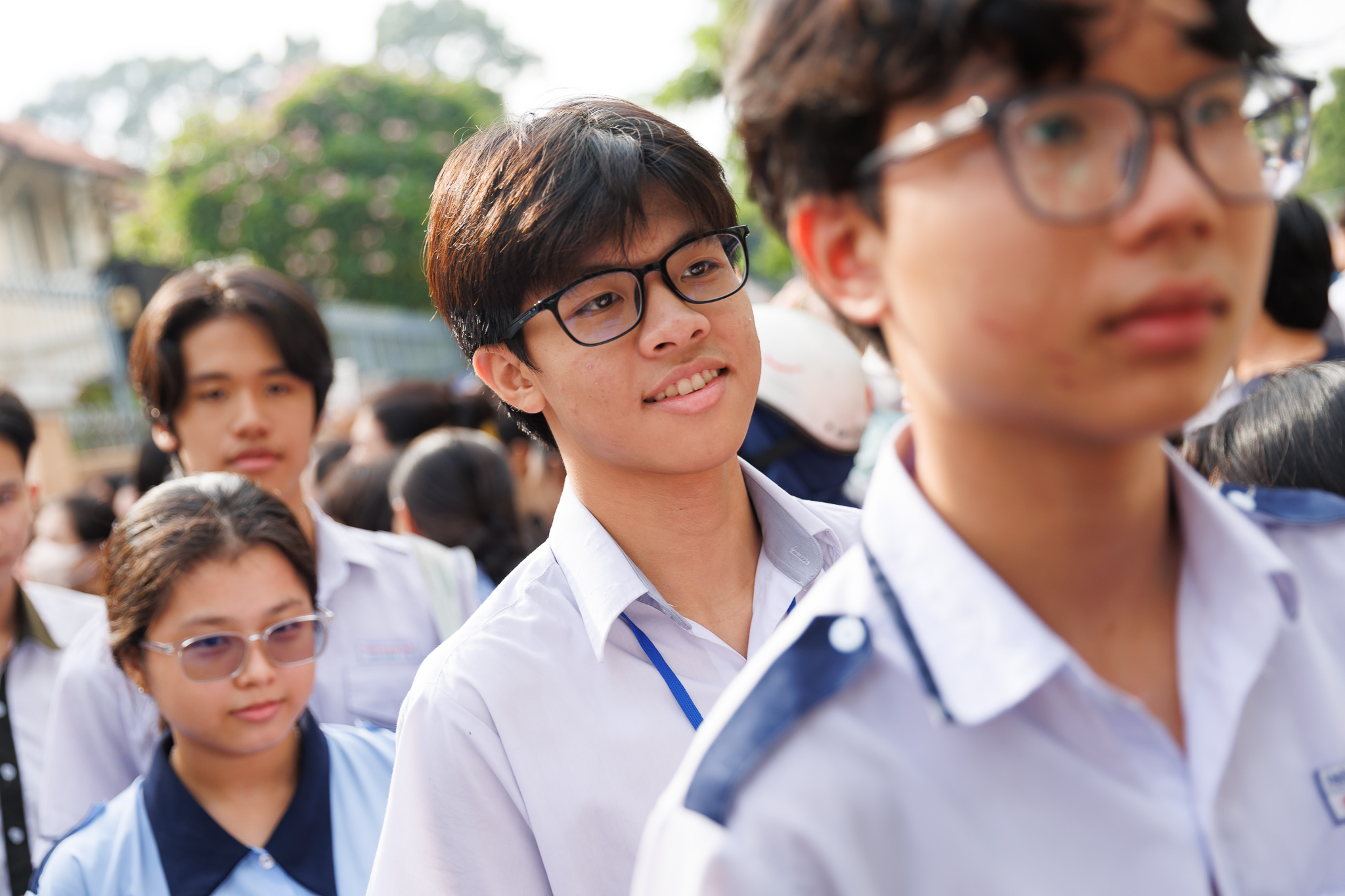 Thi vào lớp 10 TP.HCM buổi thứ 2: Đề dễ, sĩ tử ai cũng tươi hơn hoa vì "kỳ này mưa điểm 10"! - Ảnh 5.