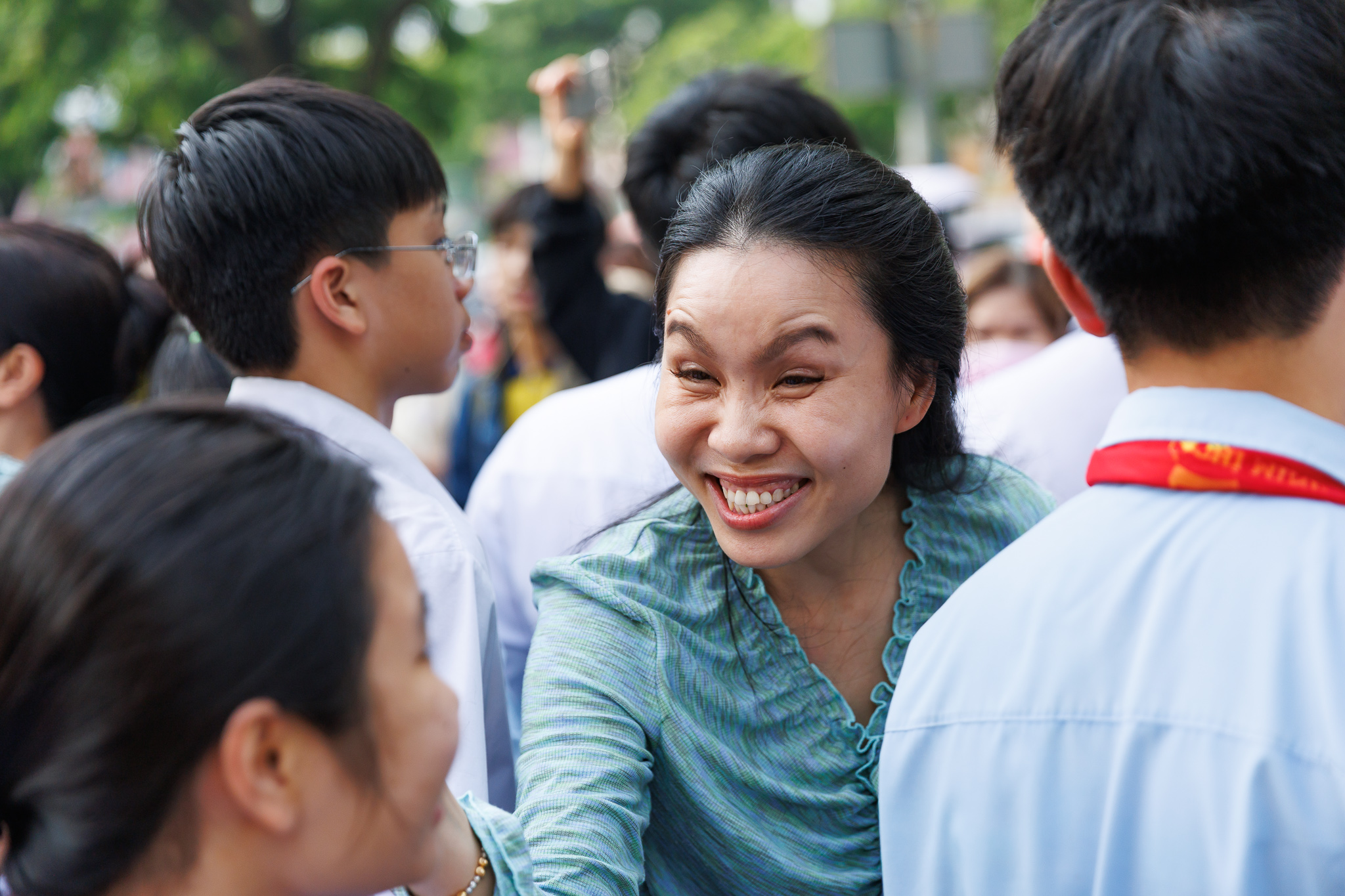 Thi vào lớp 10 TP.HCM buổi thứ 2: Đề dễ, sĩ tử ai cũng tươi hơn hoa vì "kỳ này mưa điểm 10"! - Ảnh 7.