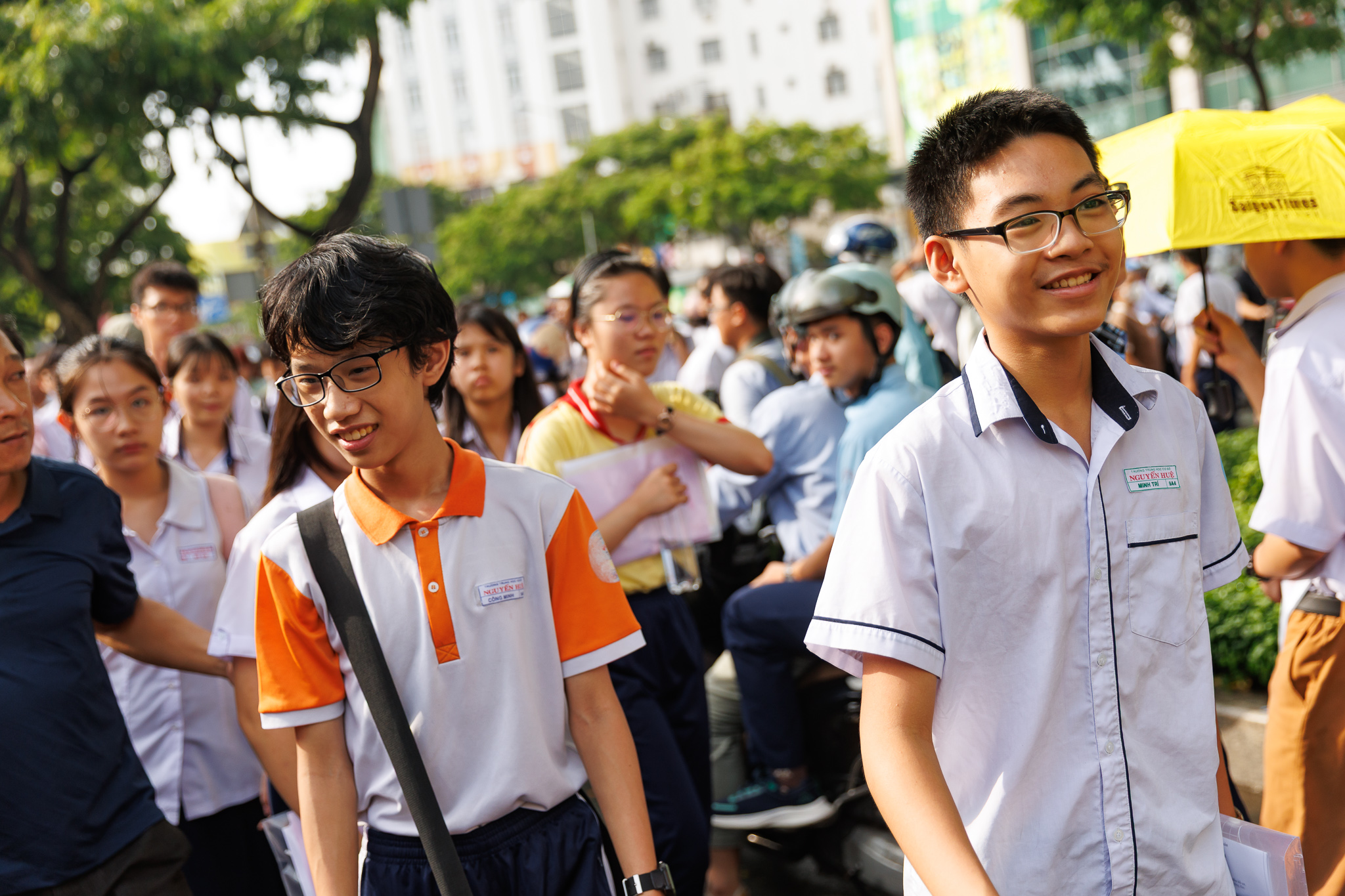 Thi vào lớp 10 TP.HCM buổi thứ 2: Đề dễ, sĩ tử ai cũng tươi hơn hoa vì "kỳ này mưa điểm 10"! - Ảnh 6.