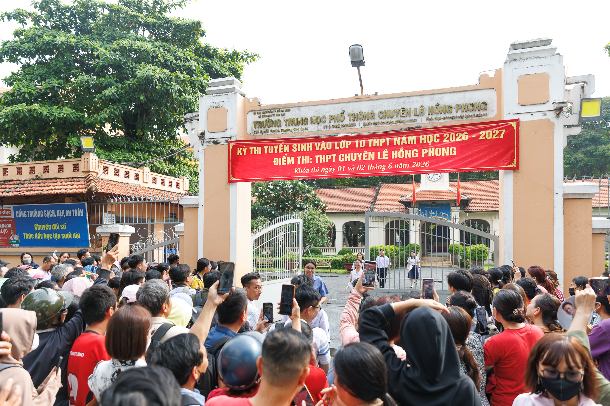 Thi vào lớp 10 TP.HCM buổi thứ 2: Đề dễ, sĩ tử ai cũng tươi hơn hoa vì 