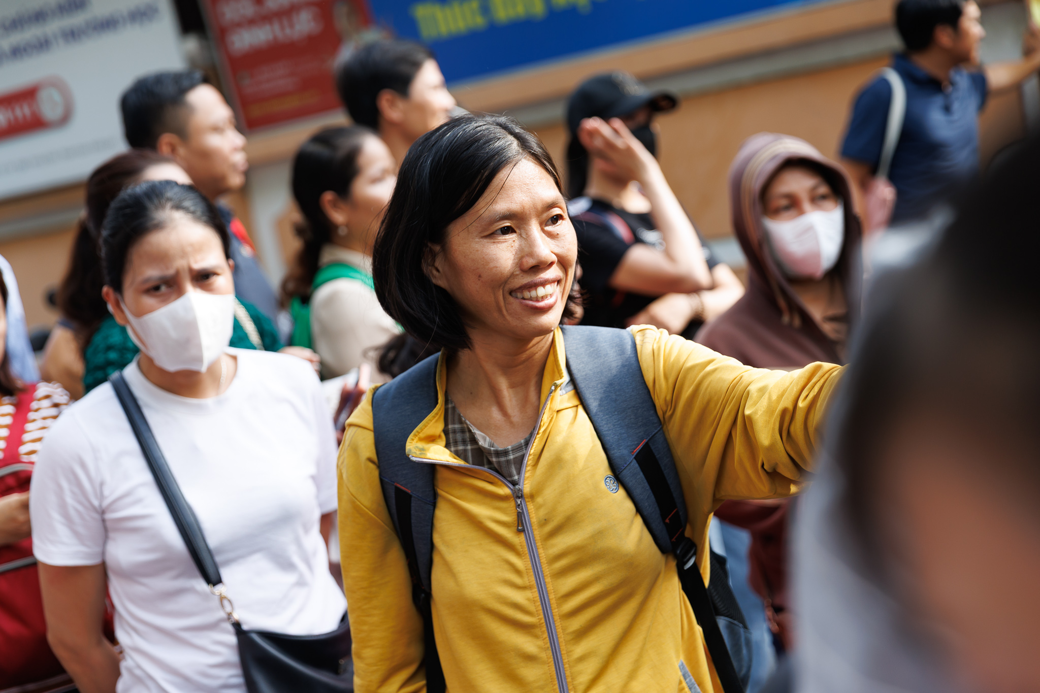 Thi vào lớp 10 TP.HCM buổi thứ 2: Đề dễ, sĩ tử ai cũng tươi hơn hoa vì "kỳ này mưa điểm 10"! - Ảnh 3.