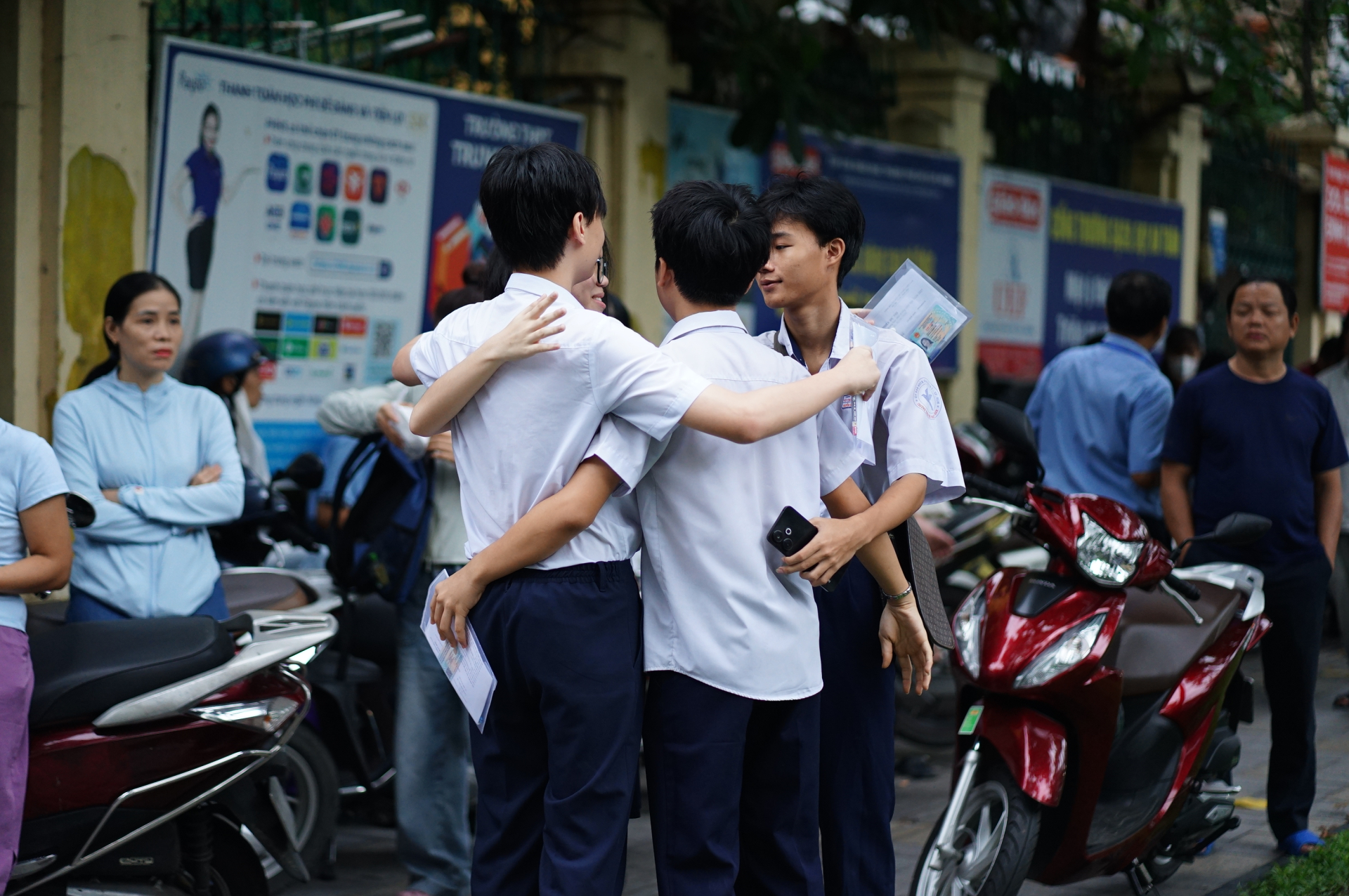 Thi vào lớp 10 TP.HCM buổi đầu tiên: Bắt đầu giờ làm bài môn Văn, chủ đề năm nay sẽ thú vị cỡ nào? - Ảnh 15.