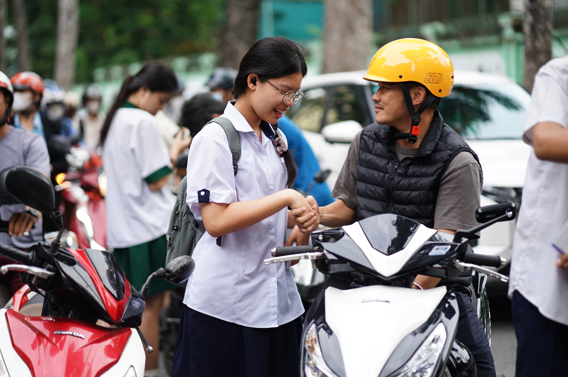 Thi vào lớp 10 TP.HCM buổi đầu tiên: Bắt đầu giờ làm bài môn Văn, chủ đề năm nay sẽ thú vị cỡ nào? - Ảnh 14.
