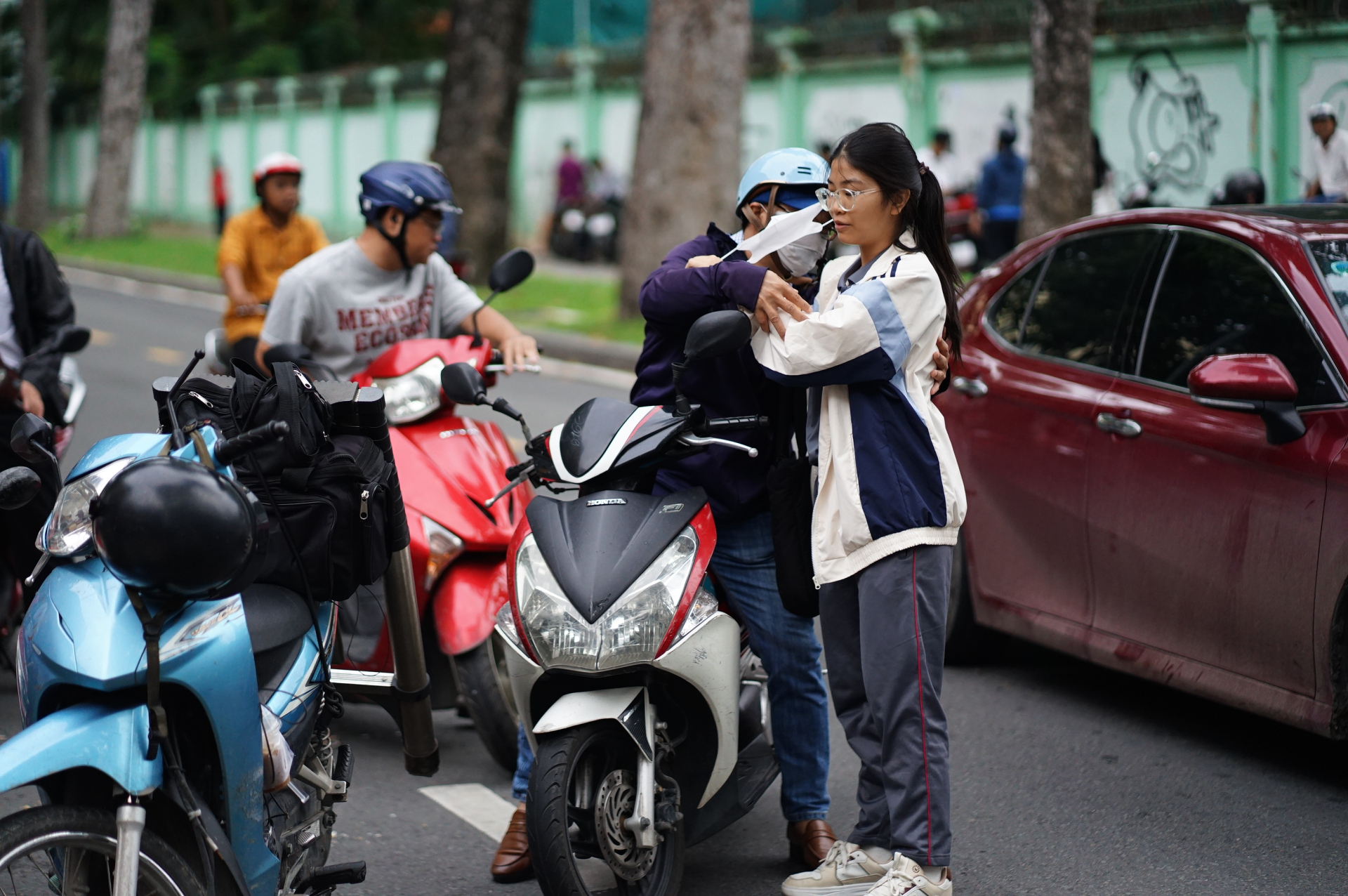 Thi vào lớp 10 TP.HCM buổi đầu tiên: Bắt đầu giờ làm bài môn Văn, chủ đề năm nay sẽ thú vị cỡ nào? - Ảnh 11.