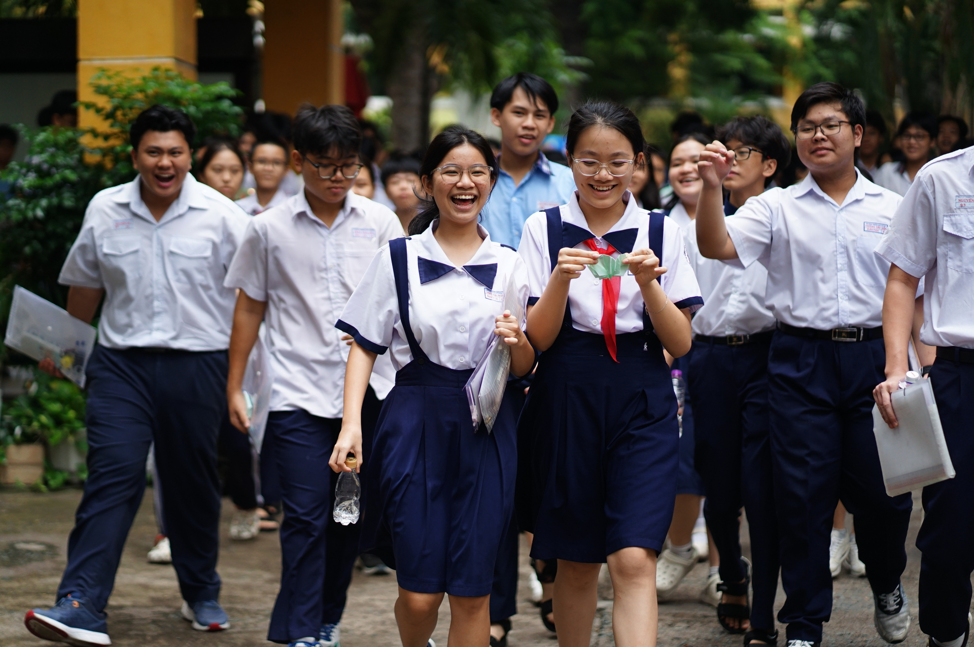 Thi vào lớp 10 TP.HCM buổi thứ 2: Đề dễ, sĩ tử ai cũng tươi hơn hoa vì "kỳ này mưa điểm 10"! - Ảnh 25.