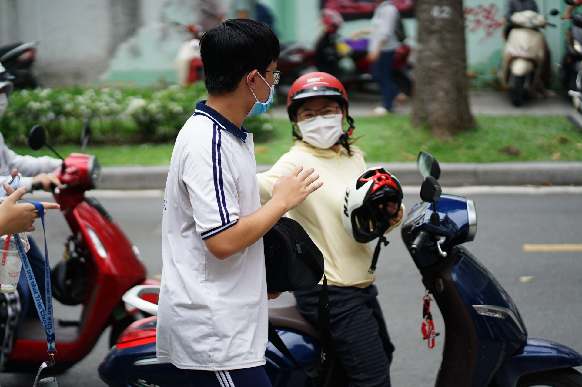 Thi vào lớp 10 TP.HCM buổi thứ 2: Đề dễ, sĩ tử ai cũng tươi hơn hoa vì "kỳ này mưa điểm 10"! - Ảnh 24.