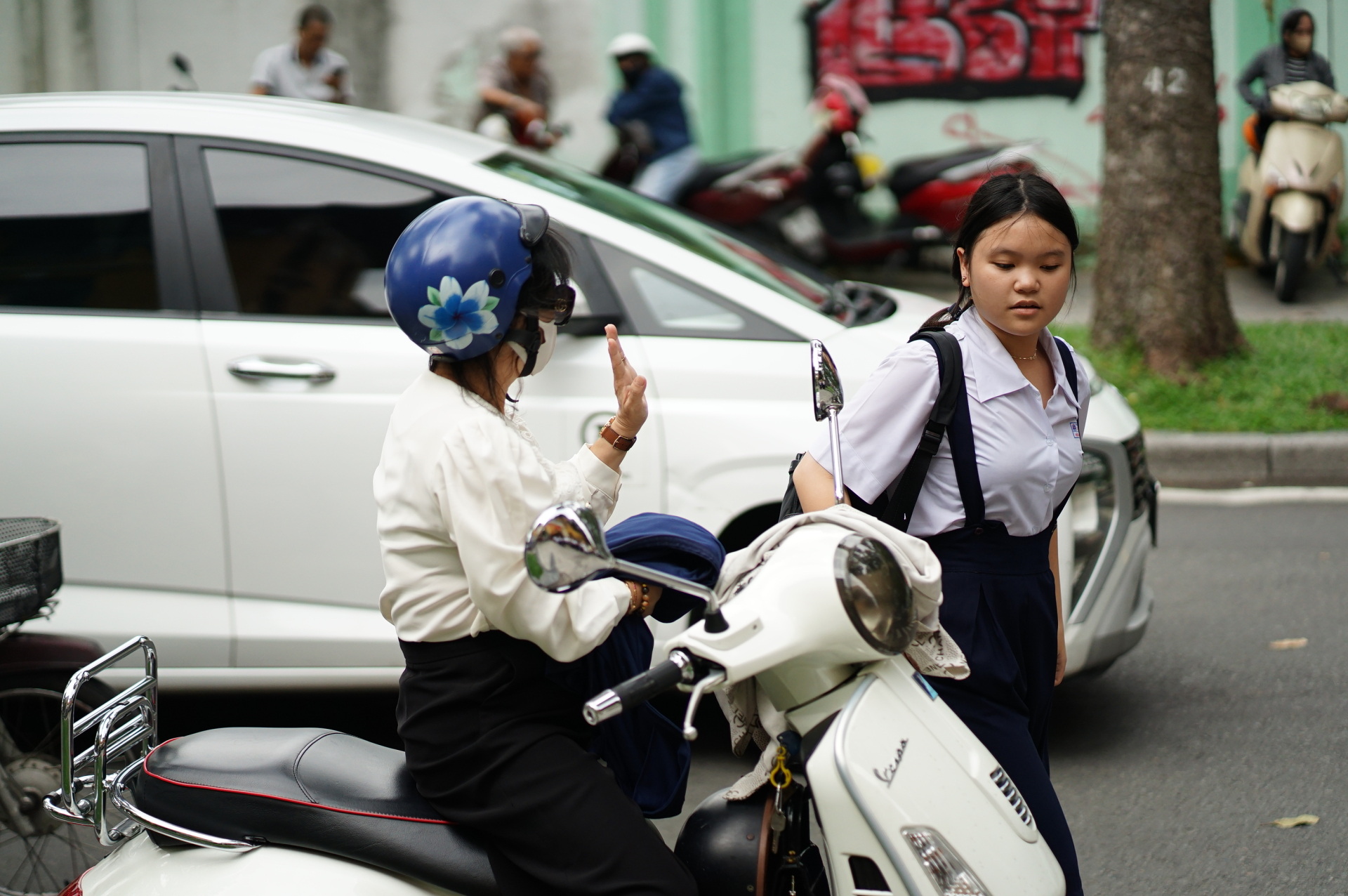 Thi vào lớp 10 TP.HCM buổi thứ 2: Đề dễ, sĩ tử ai cũng tươi hơn hoa vì "kỳ này mưa điểm 10"! - Ảnh 23.