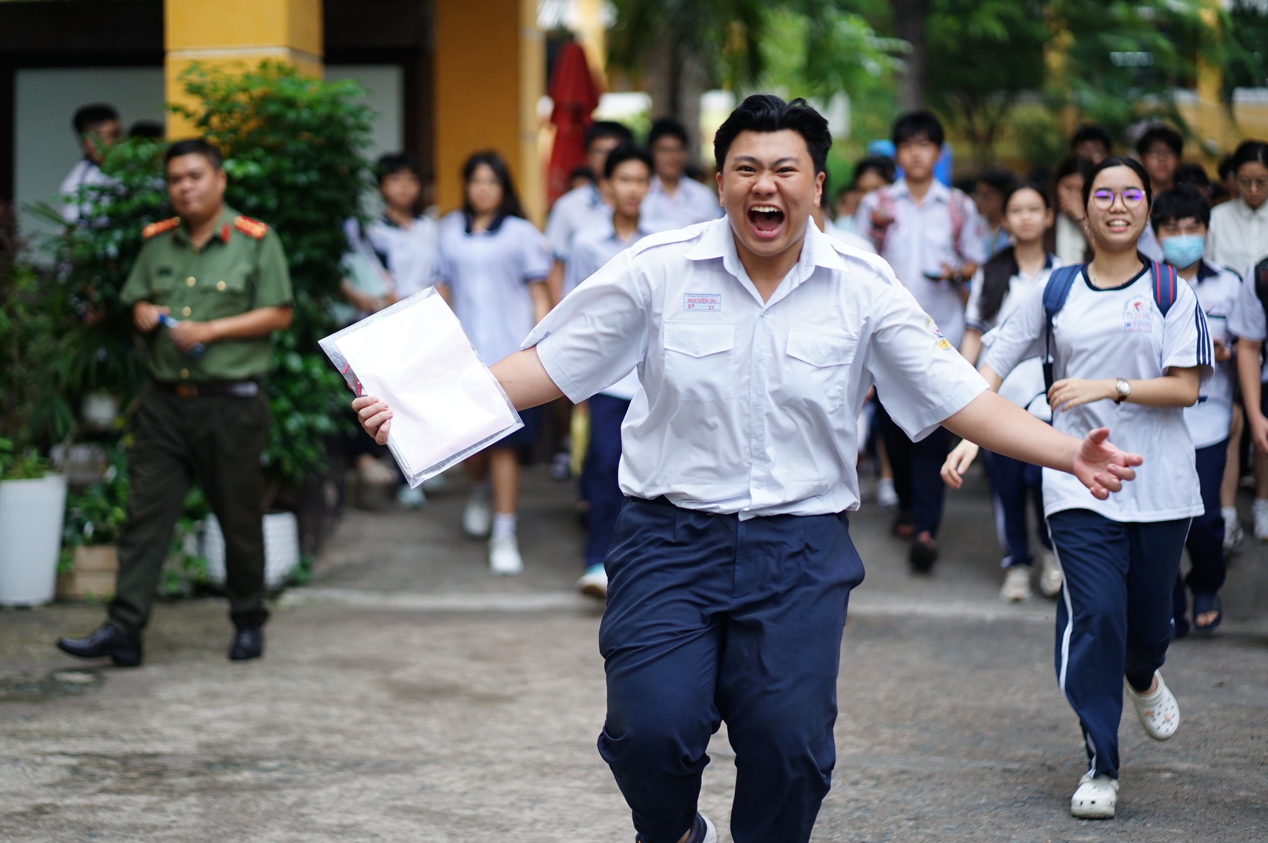 Thi vào lớp 10 TP.HCM buổi thứ 2: Đề dễ, sĩ tử ai cũng tươi hơn hoa vì "kỳ này mưa điểm 10"! - Ảnh 11.