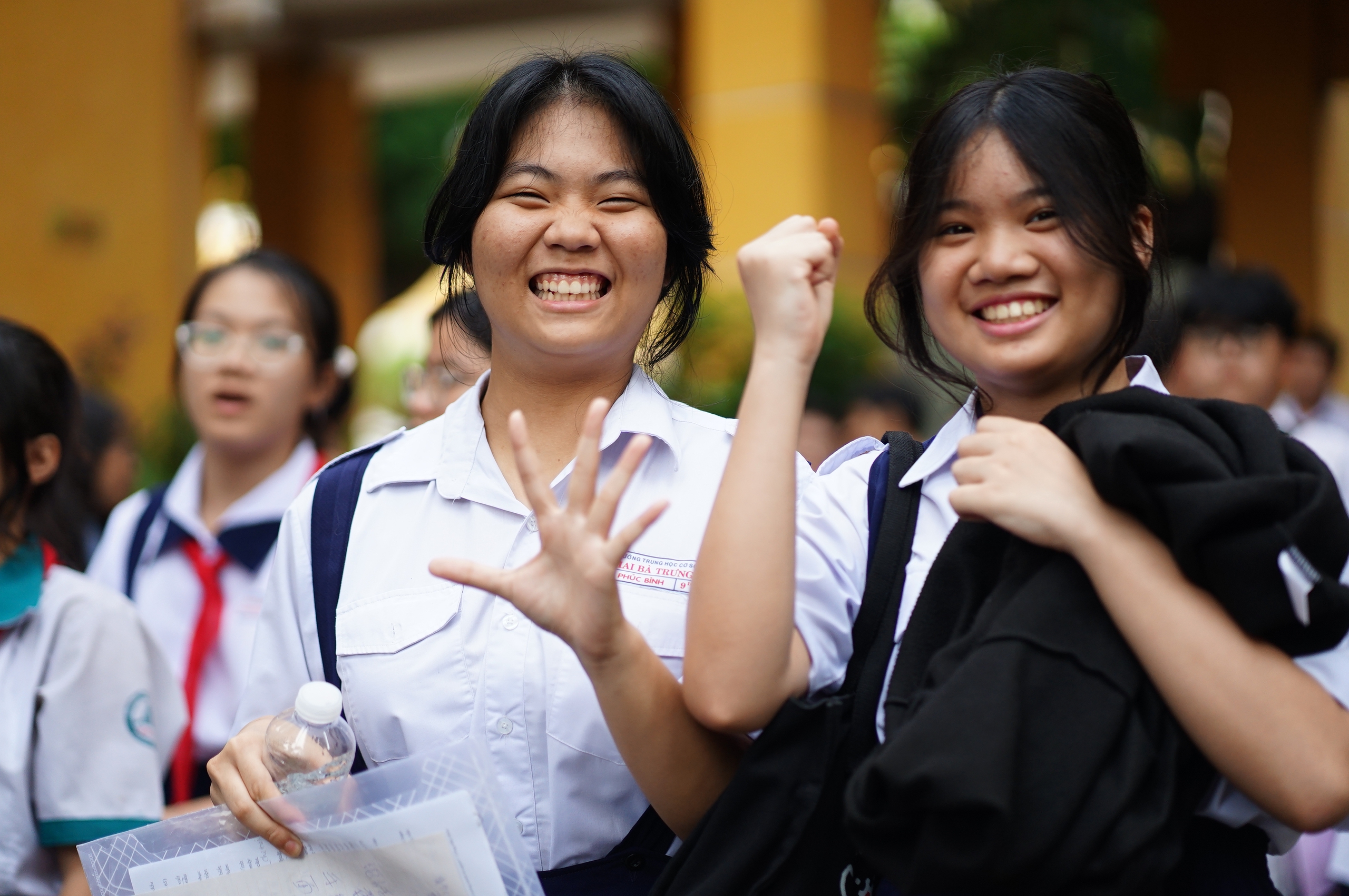 Thi vào lớp 10 TP.HCM buổi thứ 2: Đề dễ, sĩ tử ai cũng tươi hơn hoa vì "kỳ này mưa điểm 10"! - Ảnh 13.