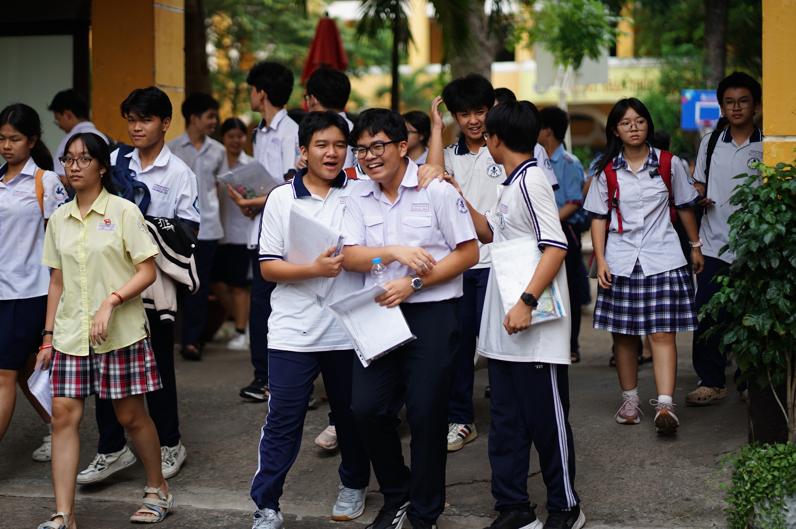 Thi vào lớp 10 TP.HCM buổi thứ 2: Đề dễ, sĩ tử ai cũng tươi hơn hoa vì "kỳ này mưa điểm 10"! - Ảnh 9.
