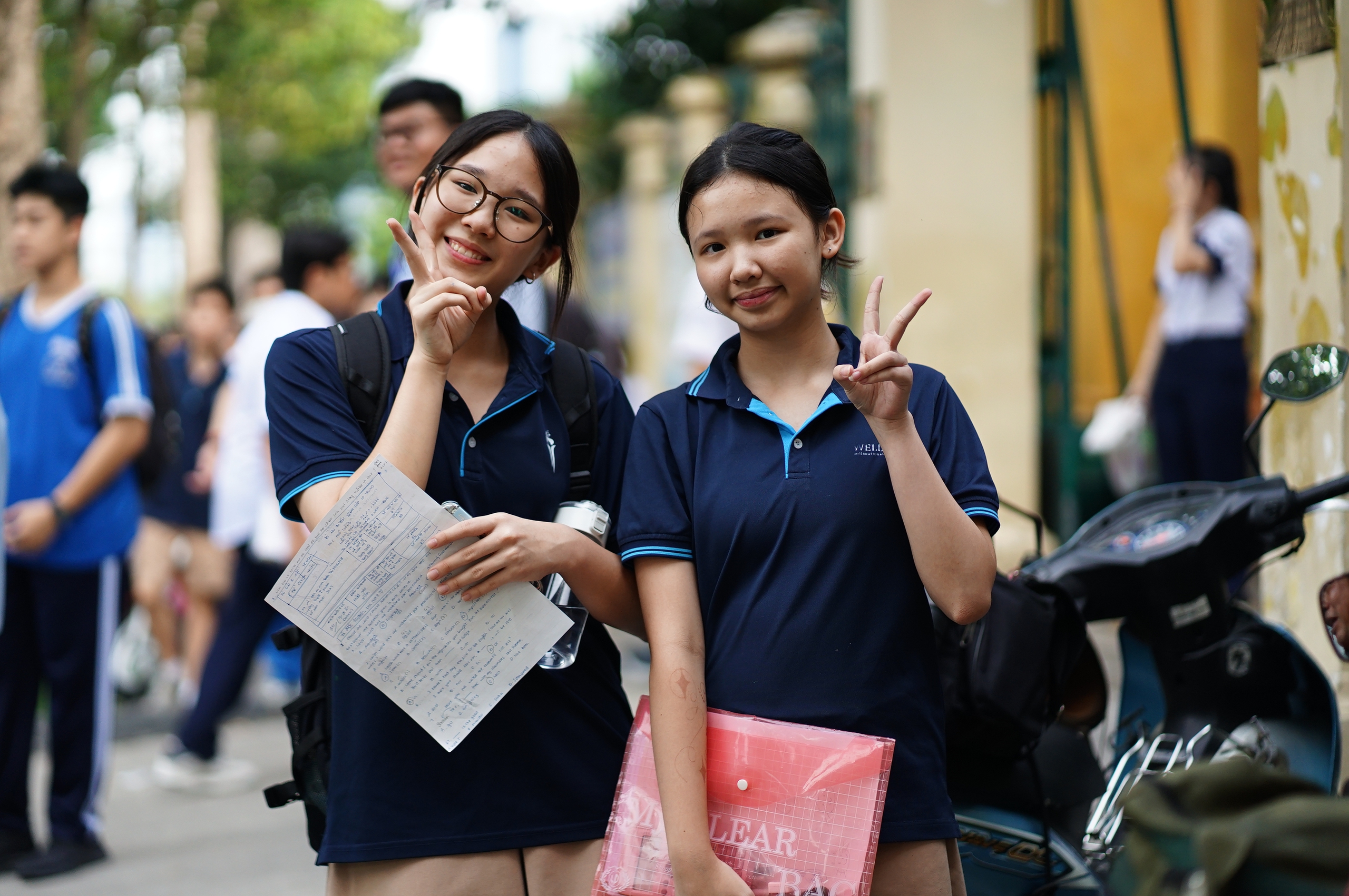 Thi vào lớp 10 TP.HCM buổi thứ 2: Đề dễ, sĩ tử ai cũng tươi hơn hoa vì "kỳ này mưa điểm 10"! - Ảnh 10.