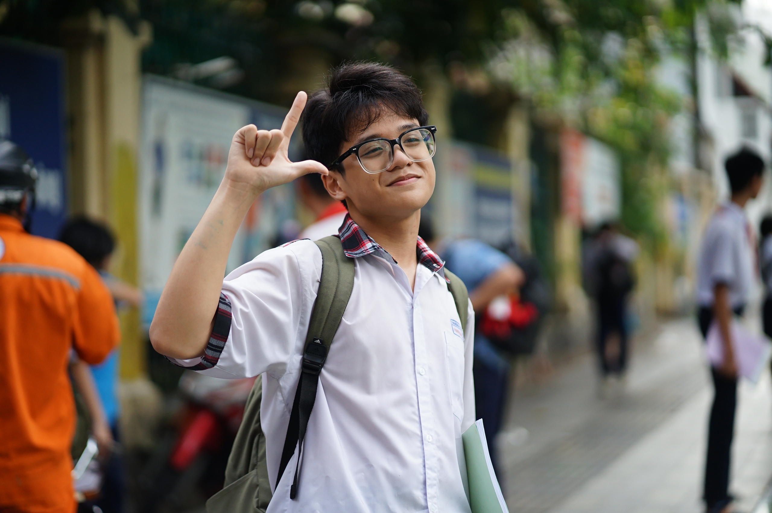 Thi vào lớp 10 TP.HCM buổi thứ 2: Đề dễ, sĩ tử ai cũng tươi hơn hoa vì "kỳ này mưa điểm 10"! - Ảnh 12.