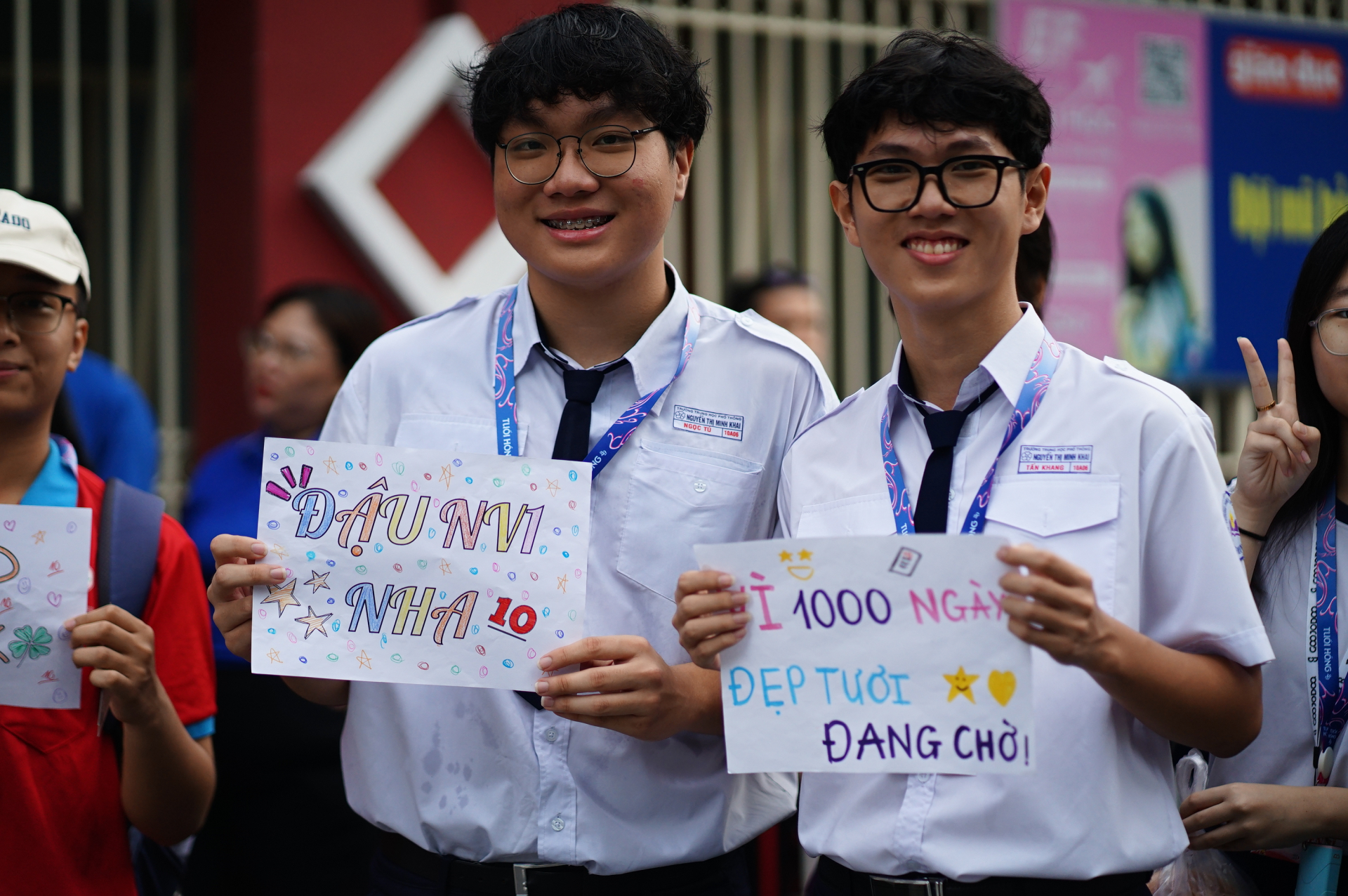 Thi vào lớp 10 TP.HCM buổi cuối cùng: Bắt đầu thời gian làm bài môn Toán! - Ảnh 14.