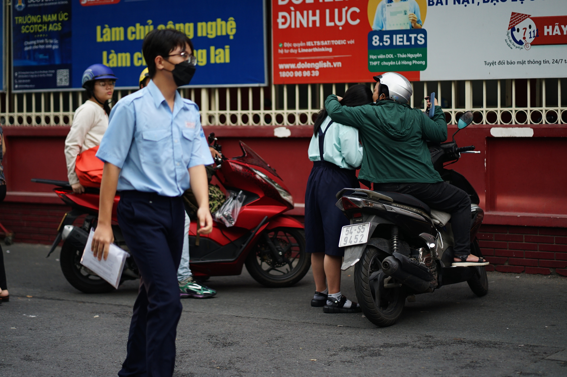 Thi vào lớp 10 TP.HCM buổi cuối cùng: Bắt đầu thời gian làm bài môn Toán! - Ảnh 16.