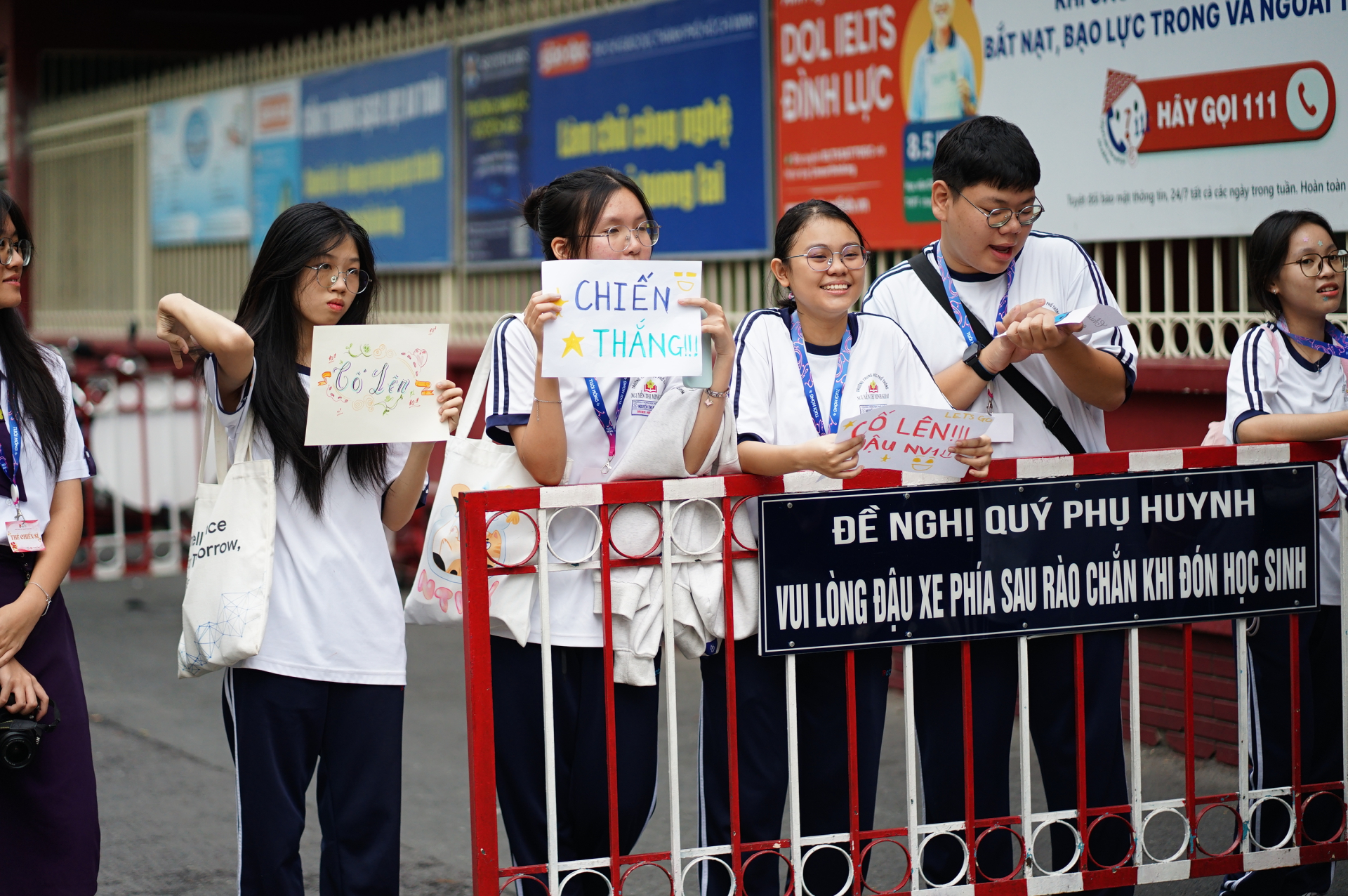 Thi vào lớp 10 TP.HCM buổi cuối cùng: Bắt đầu thời gian làm bài môn Toán! - Ảnh 13.