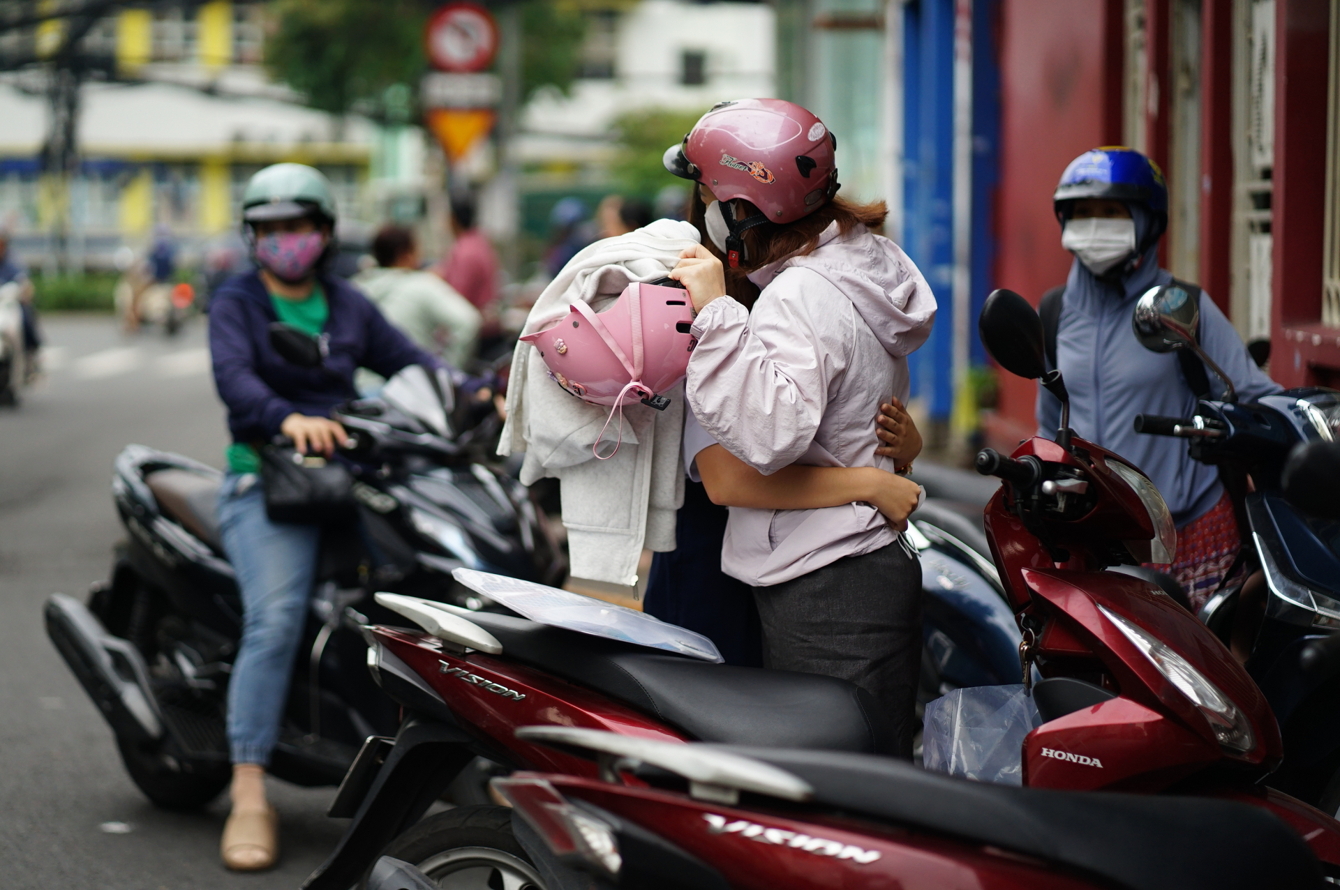 Thi vào lớp 10 TP.HCM buổi cuối cùng: Bắt đầu thời gian làm bài môn Toán! - Ảnh 17.