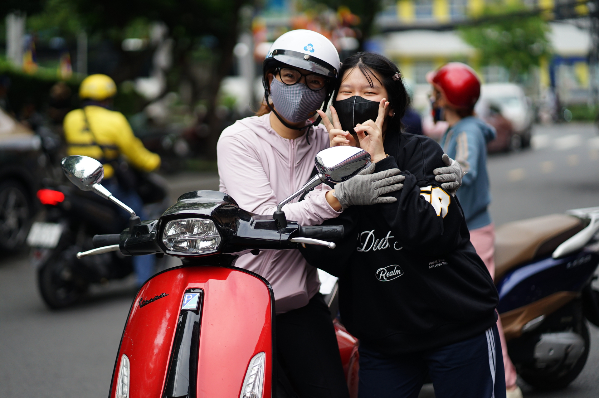 Thi vào lớp 10 TP.HCM buổi cuối cùng: Bắt đầu thời gian làm bài môn Toán! - Ảnh 18.