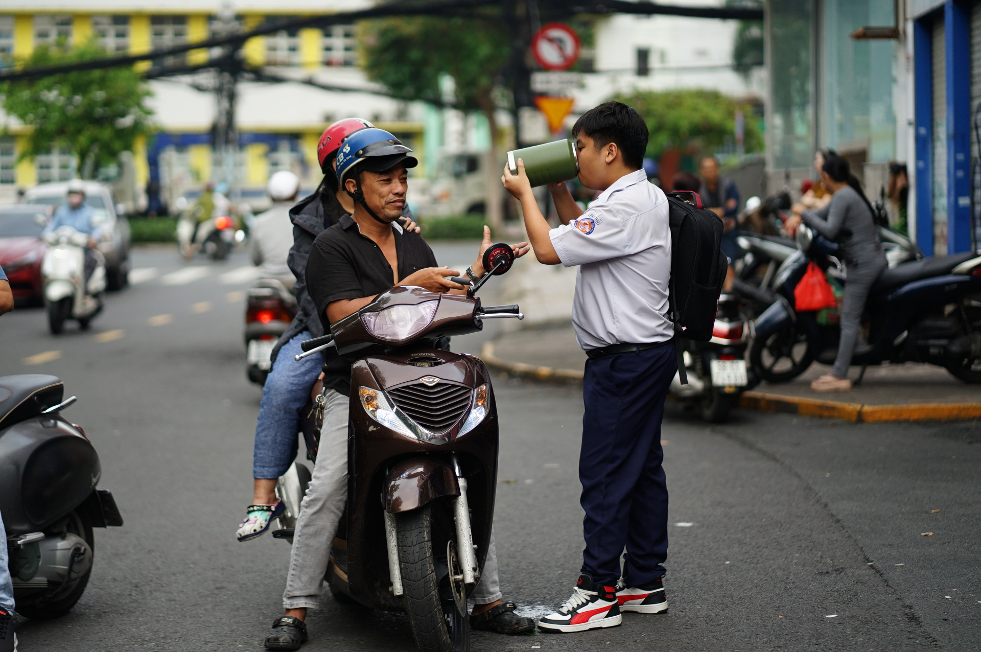 Thi vào lớp 10 TP.HCM buổi cuối cùng: Bắt đầu thời gian làm bài môn Toán! - Ảnh 19.