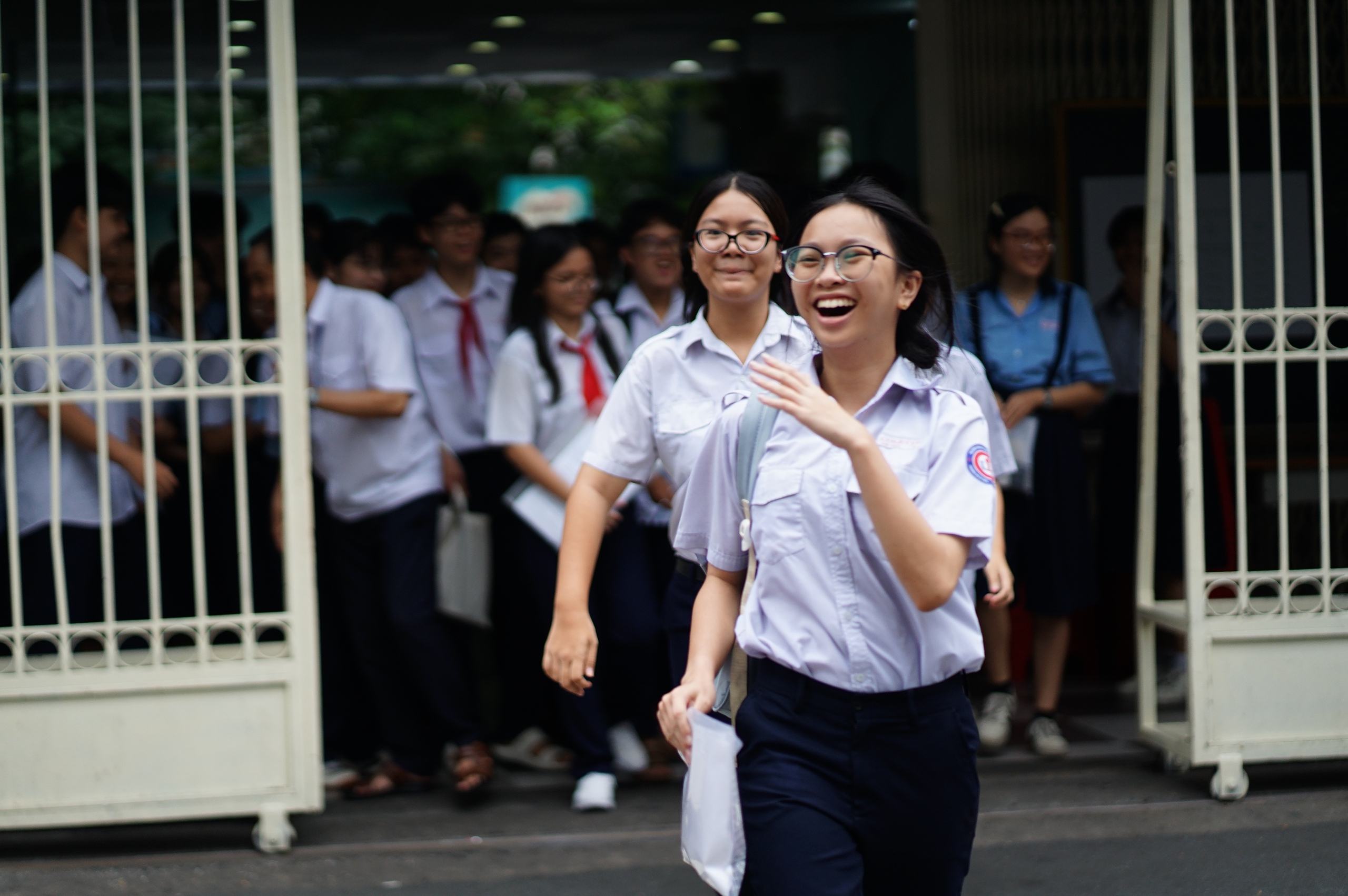 Thi vào lớp 10 TP.HCM buổi cuối: Đề Toán "dễ thở" nhưng phân hóa cao, sĩ tử vui vì đã hoàn thành nhiệm vụ - Ảnh 15.