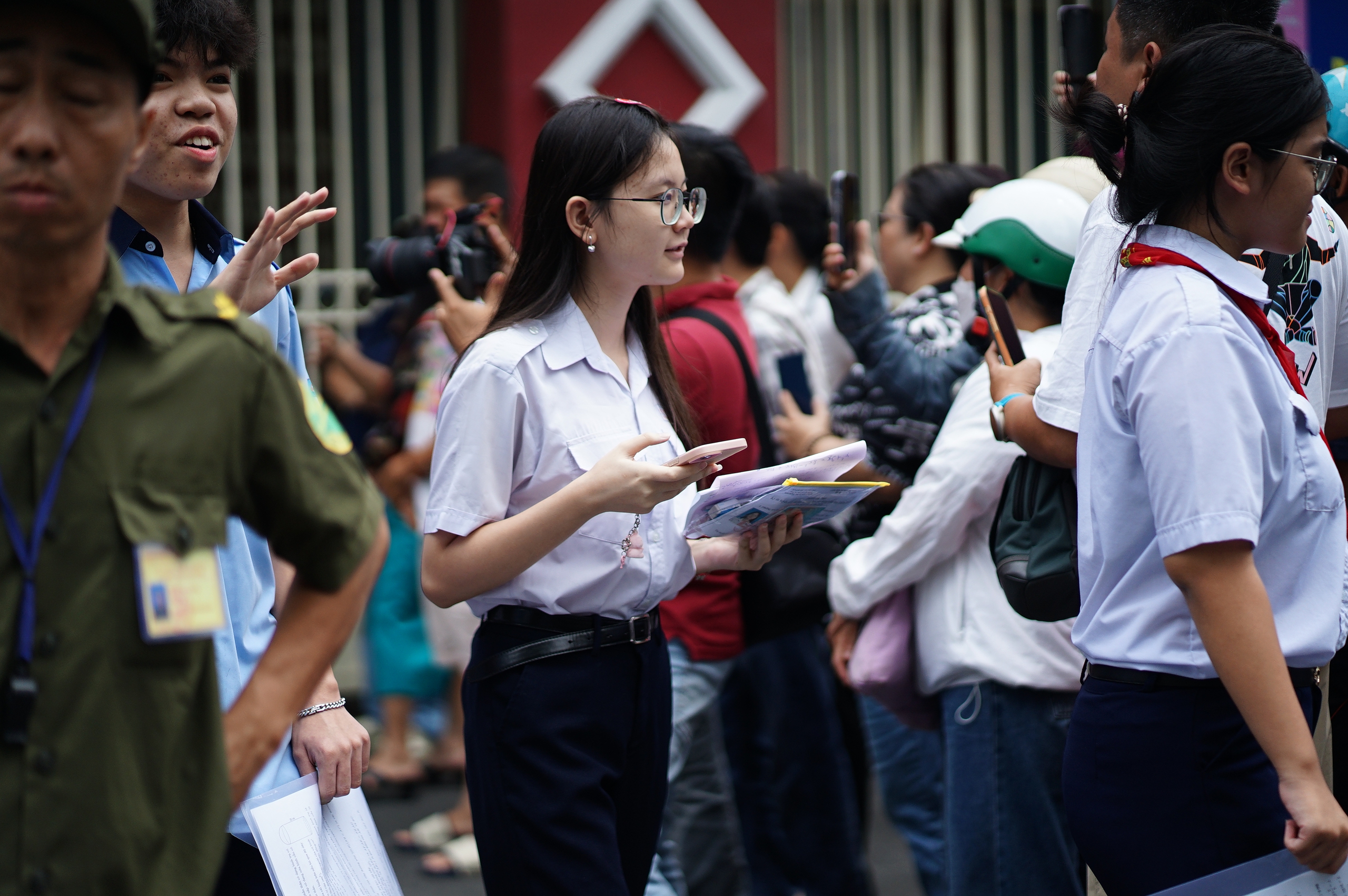 Thi vào lớp 10 TP.HCM buổi cuối: Đề Toán "dễ thở" nhưng phân hóa cao, sĩ tử vui vì đã hoàn thành nhiệm vụ - Ảnh 16.