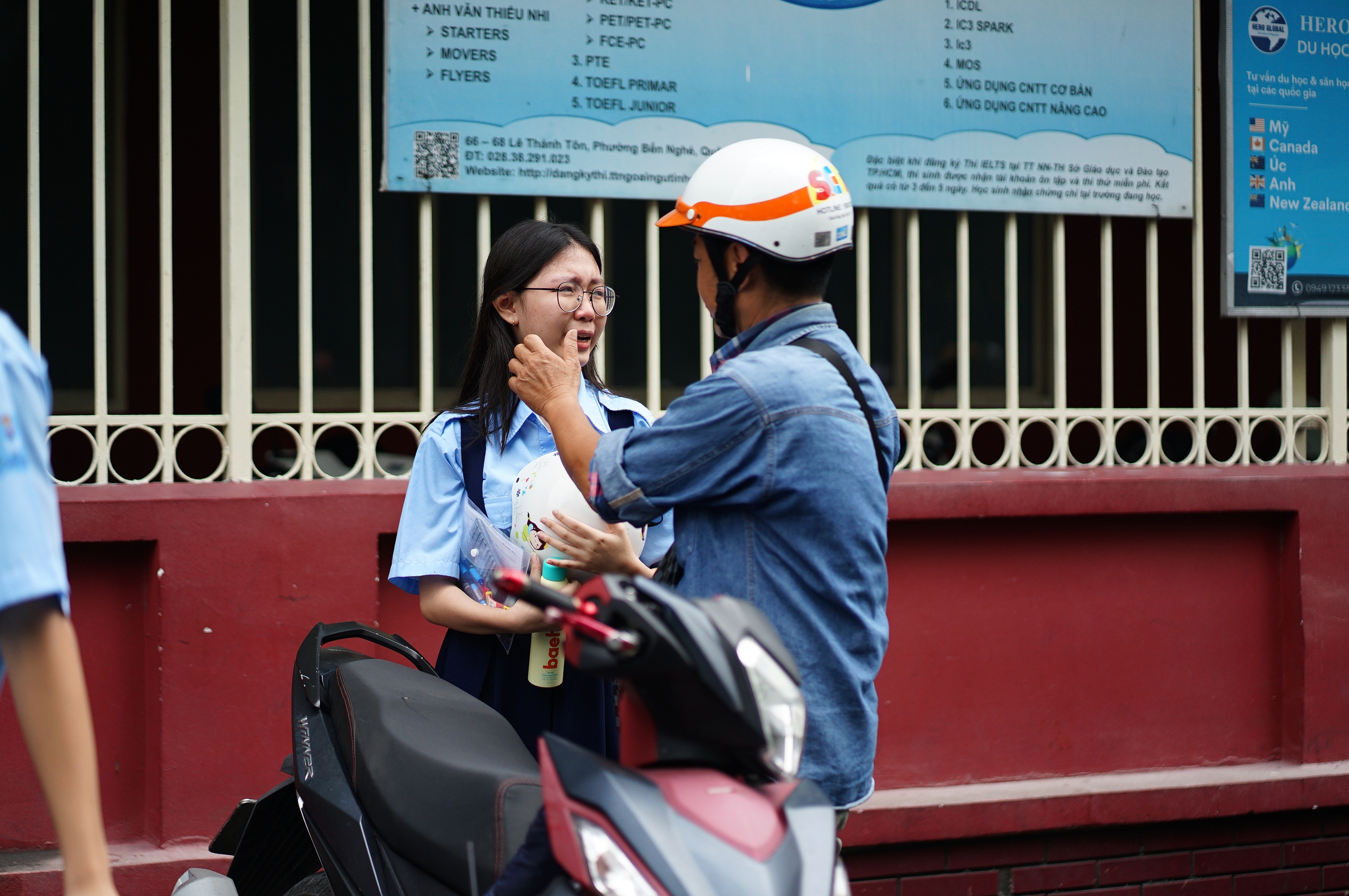 Thi vào lớp 10 TP.HCM buổi cuối: Đề Toán "dễ thở" nhưng phân hóa cao, sĩ tử vui vì đã hoàn thành nhiệm vụ - Ảnh 18.