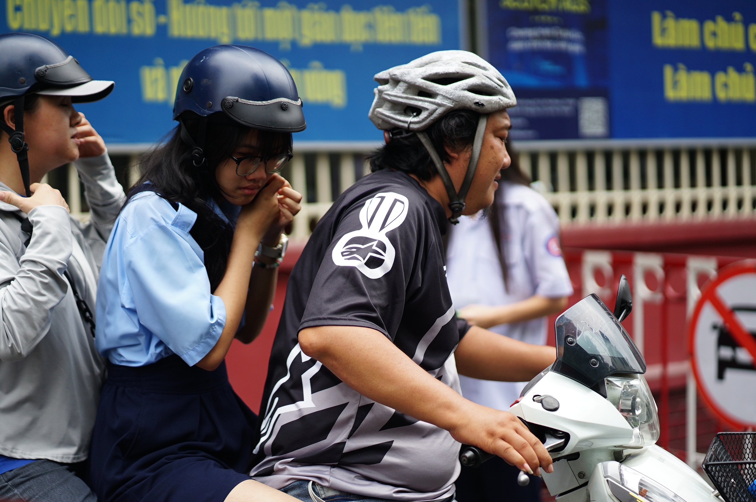Thi vào lớp 10 TP.HCM buổi cuối: Đề Toán "dễ thở" nhưng phân hóa cao, sĩ tử vui vì đã hoàn thành nhiệm vụ - Ảnh 19.
