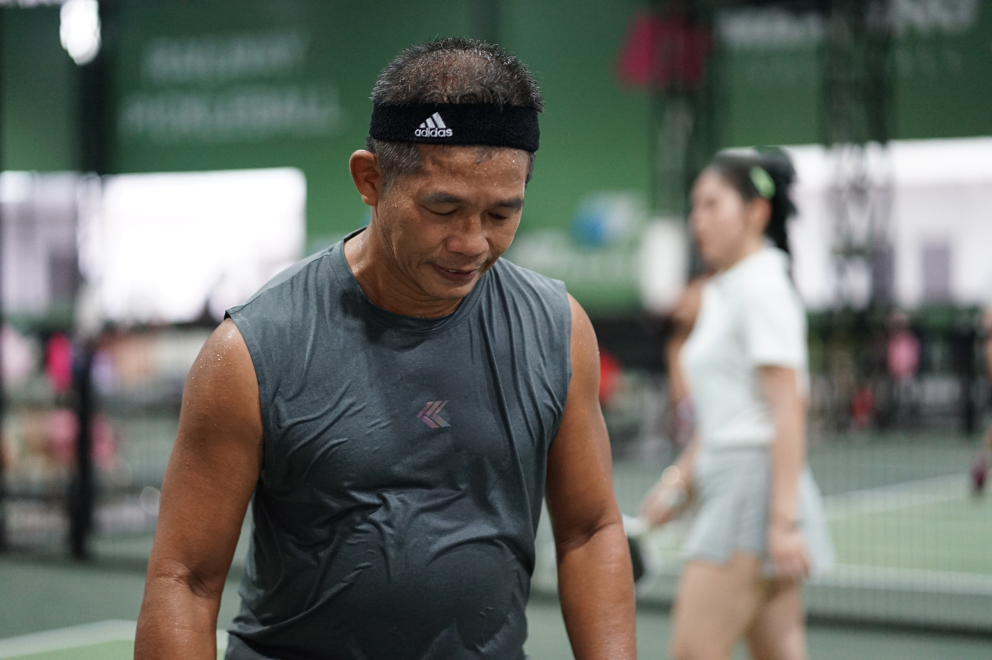 Sân pickleball ở TP.HCM vẫn kín người giữa cái nóng gần 40 độ C: Làm gì để không kiệt sức trên sân? - Ảnh 9.