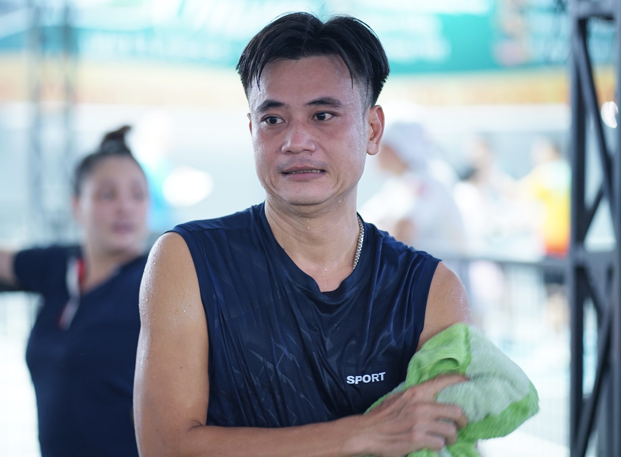 Sân pickleball ở TP.HCM vẫn kín người giữa cái nóng gần 40 độ C: Làm gì để không kiệt sức trên sân? - Ảnh 11.