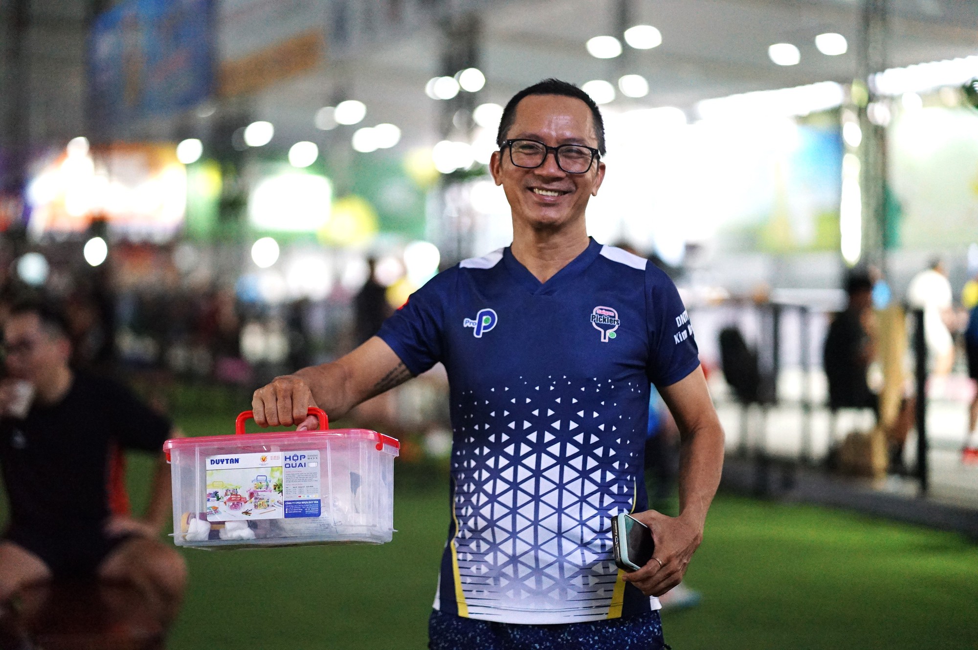 Sân pickleball ở TP.HCM vẫn kín người giữa cái nóng gần 40 độ C: Làm gì để không kiệt sức trên sân? - Ảnh 10.