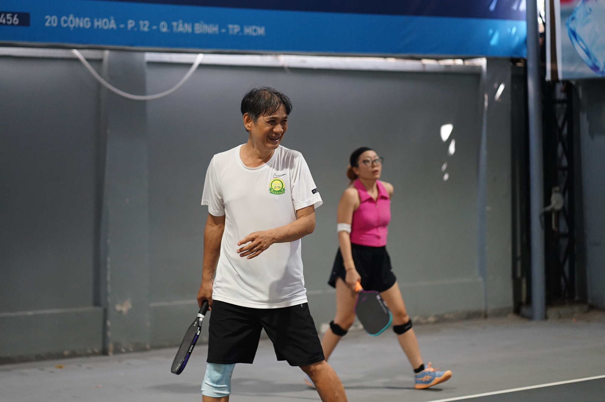 Sân pickleball ở TP.HCM vẫn kín người giữa cái nóng gần 40 độ C: Làm gì để không kiệt sức trên sân? - Ảnh 8.