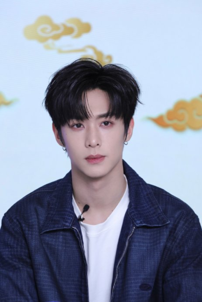 Clip cặp tiên đồng ngọc nữ showbiz gen Z hôn nhau giữa sân bay dù từng một mực phủ nhận đang yêu- Ảnh 5.