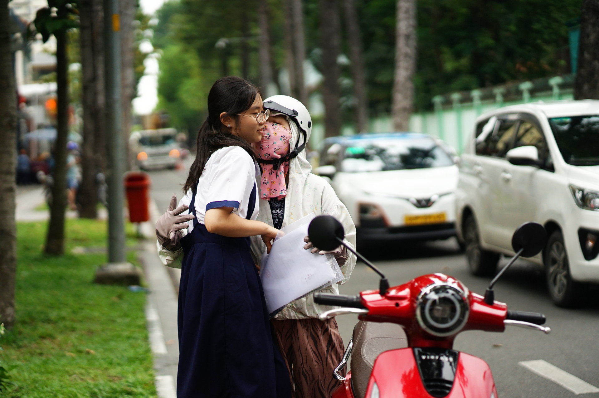 Thi vào lớp 10 TP.HCM buổi thứ 2: Đề dễ, sĩ tử ai cũng tươi hơn hoa vì "kỳ này mưa điểm 10"! - Ảnh 22.