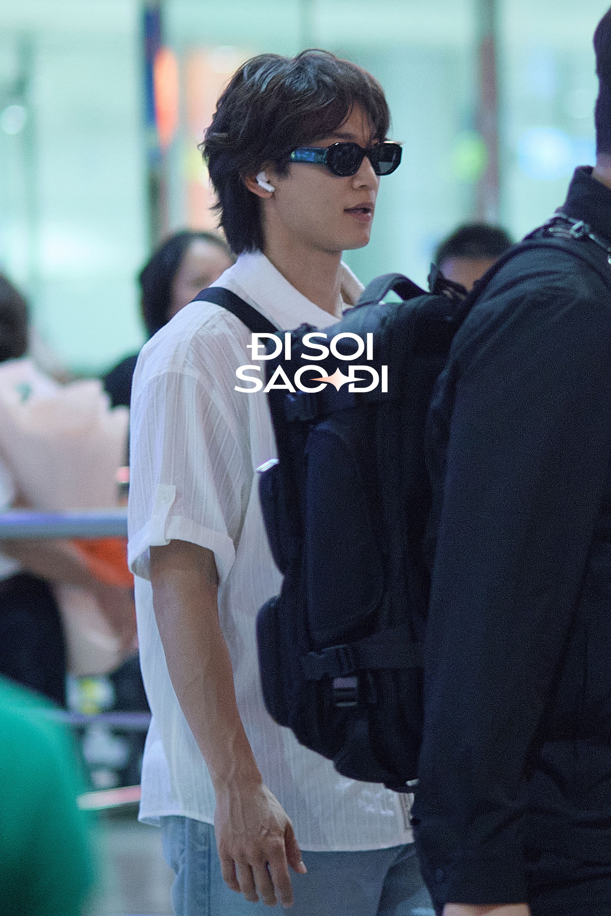Nam thần Minho (SHINee) đổ bộ Tân Sơn Nhất: Visual đời thực sáng bừng cả sân bay- Ảnh 5. Nam thần Minho (SHINee) đổ bộ Tân Sơn Nhất: Visual đời thực sáng bừng cả sân bay- Ảnh 5.