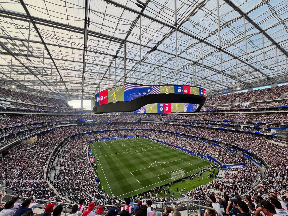 Khán đài trống hoác, Lisa bị ghẻ lạnh tại lễ khai mạc World Cup?- Ảnh 3.