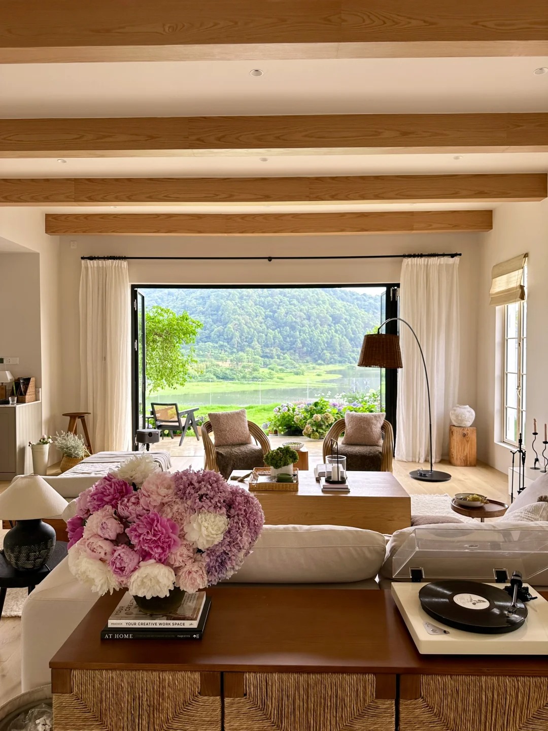 Căn biệt thự 850m2 bên hồ, tiện nghi như resort khép kín của người phụ nữ không đi làm, không kết hôn - Ảnh 8.