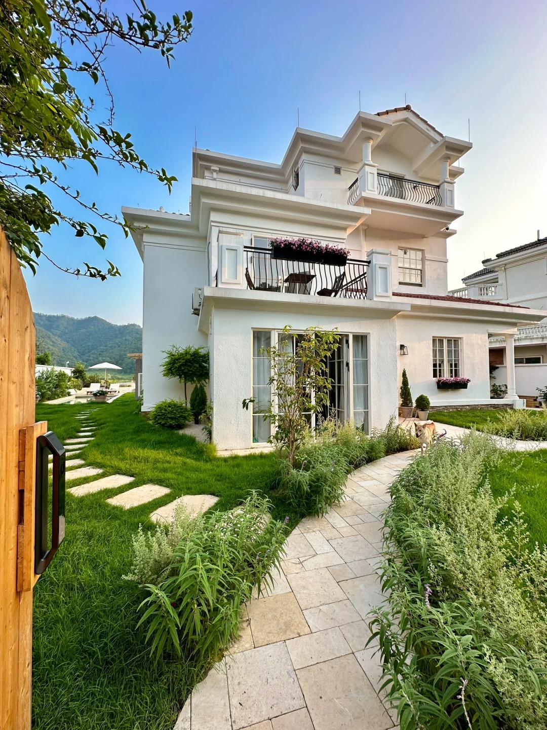 Căn biệt thự 850m2 bên hồ, tiện nghi như resort khép kín của người phụ nữ không đi làm, không kết hôn - Ảnh 2.