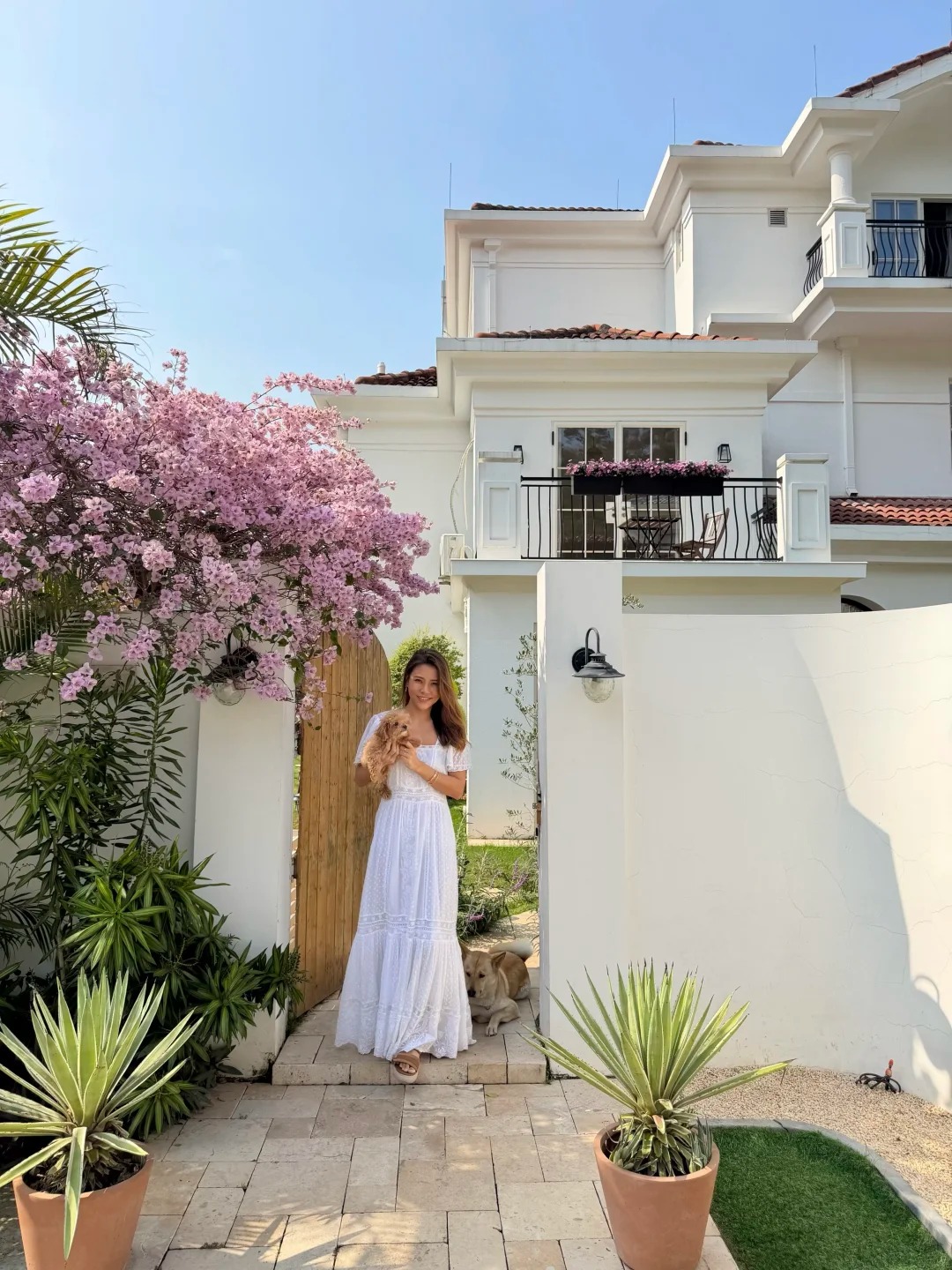 Căn biệt thự 850m2 bên hồ, tiện nghi như resort khép kín của người phụ nữ không đi làm, không kết hôn - Ảnh 1.